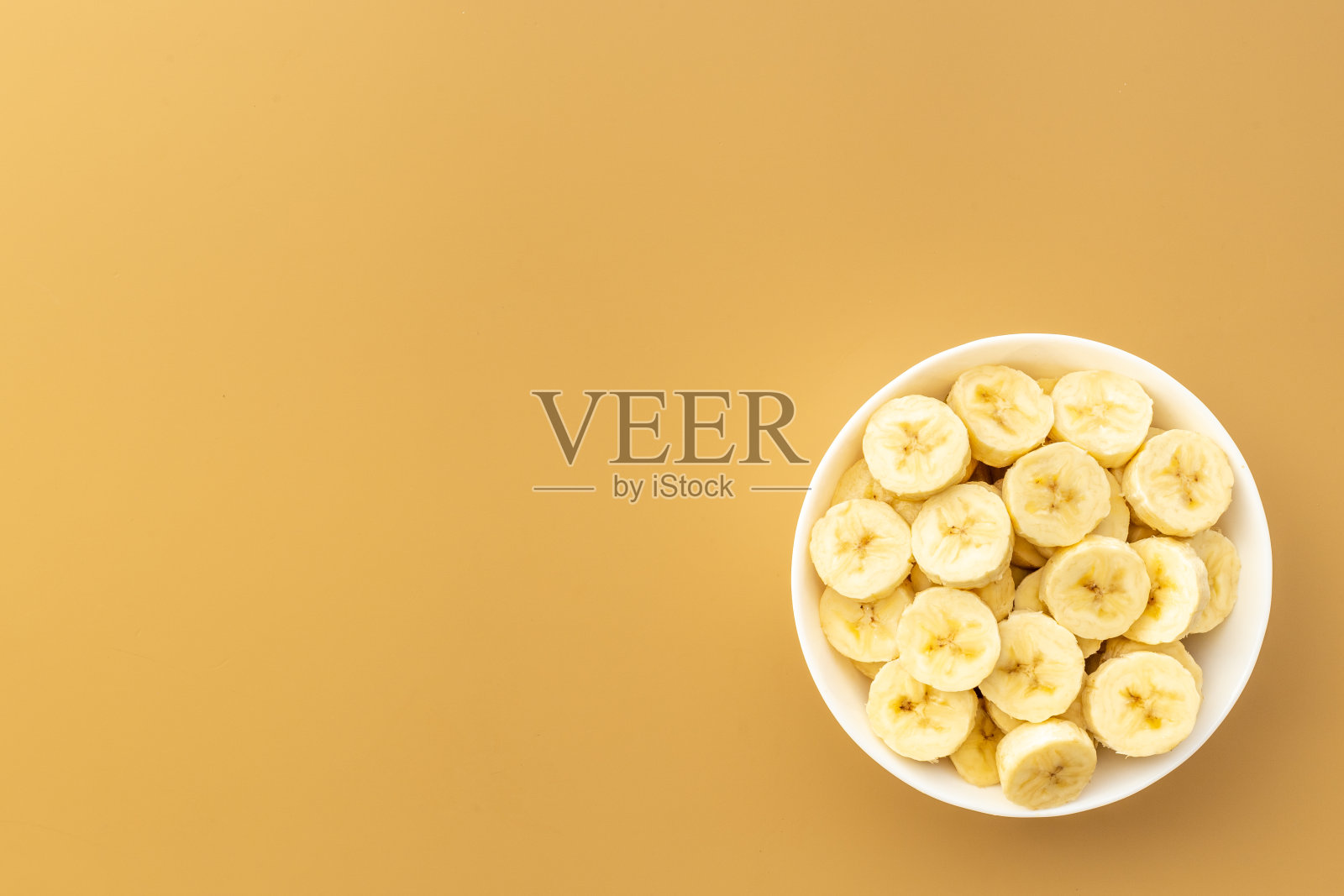 碗里的香蕉片。新鲜水果俯视图照片摄影图片