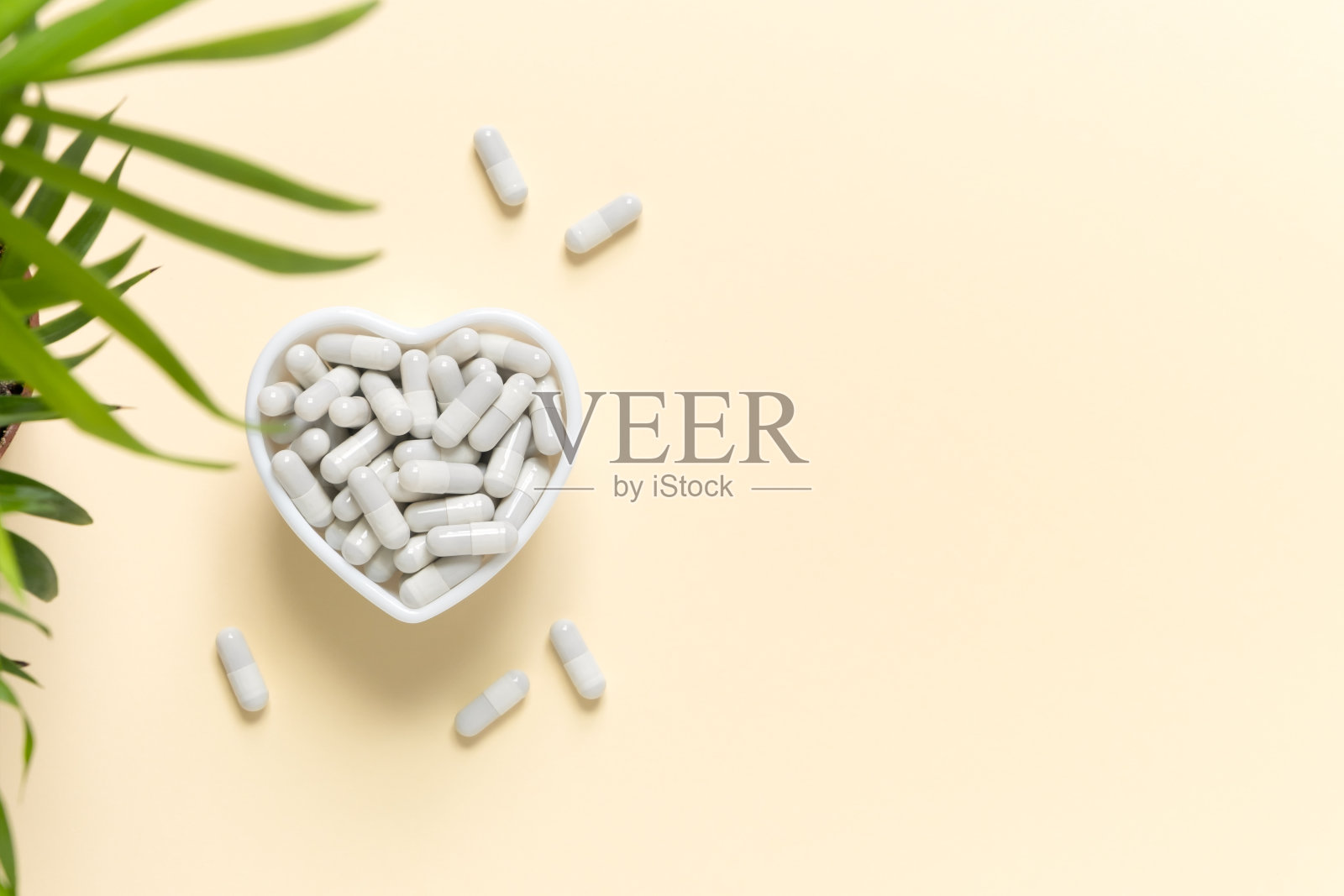 胶原蛋白丸在米色背景与复制空间。天然美容保健品照片摄影图片