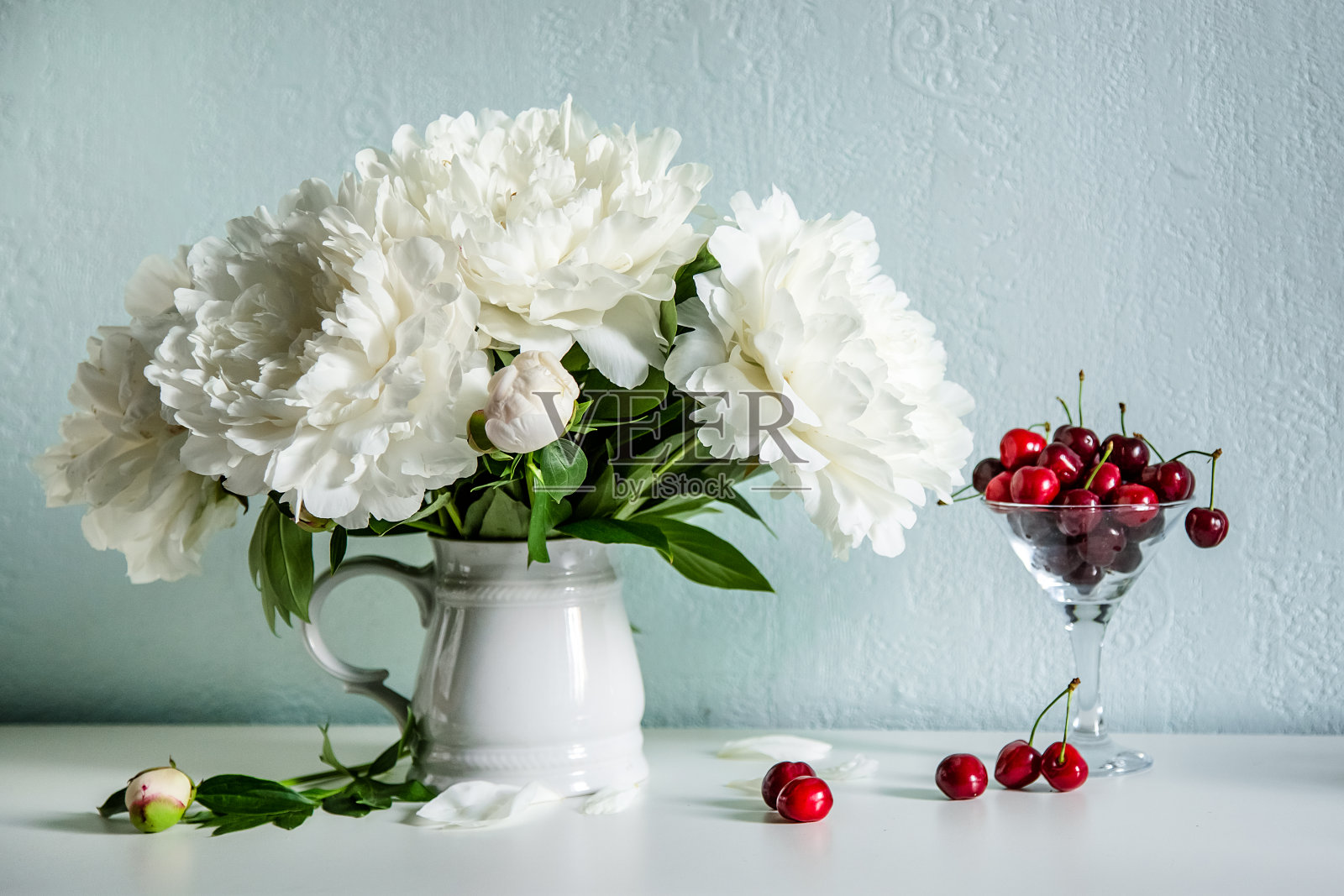 满满一盘樱桃和酒香照片摄影图片