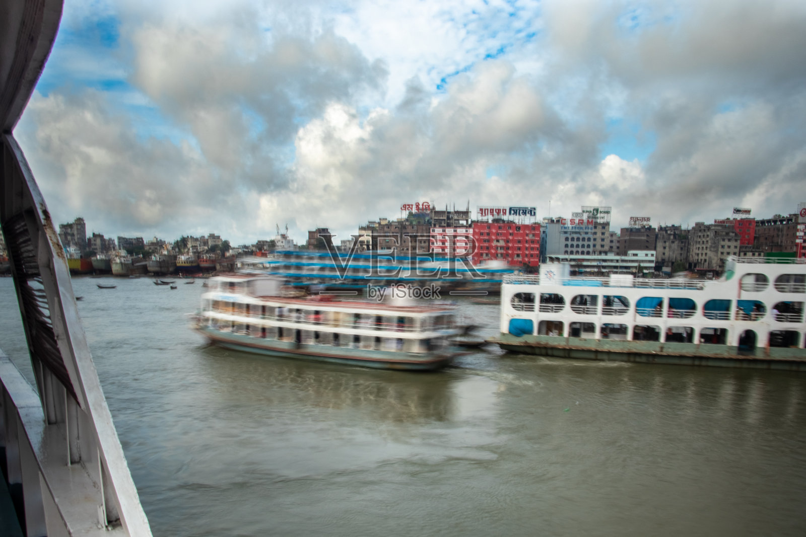 客轮驶往目的地照片摄影图片