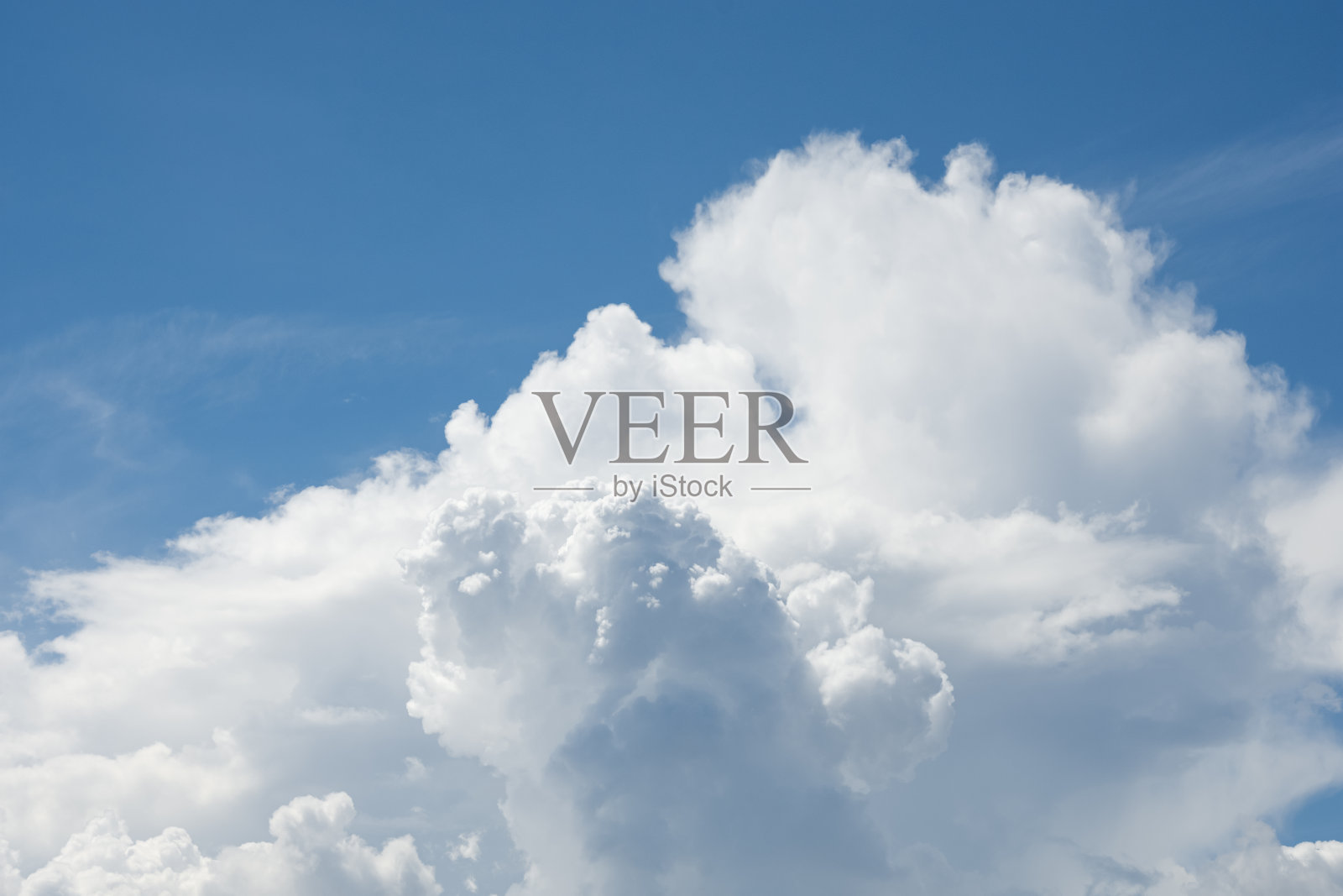 蓝色的天空和美丽的白云作为背景使用。很神奇的。背景和墙纸。照片摄影图片