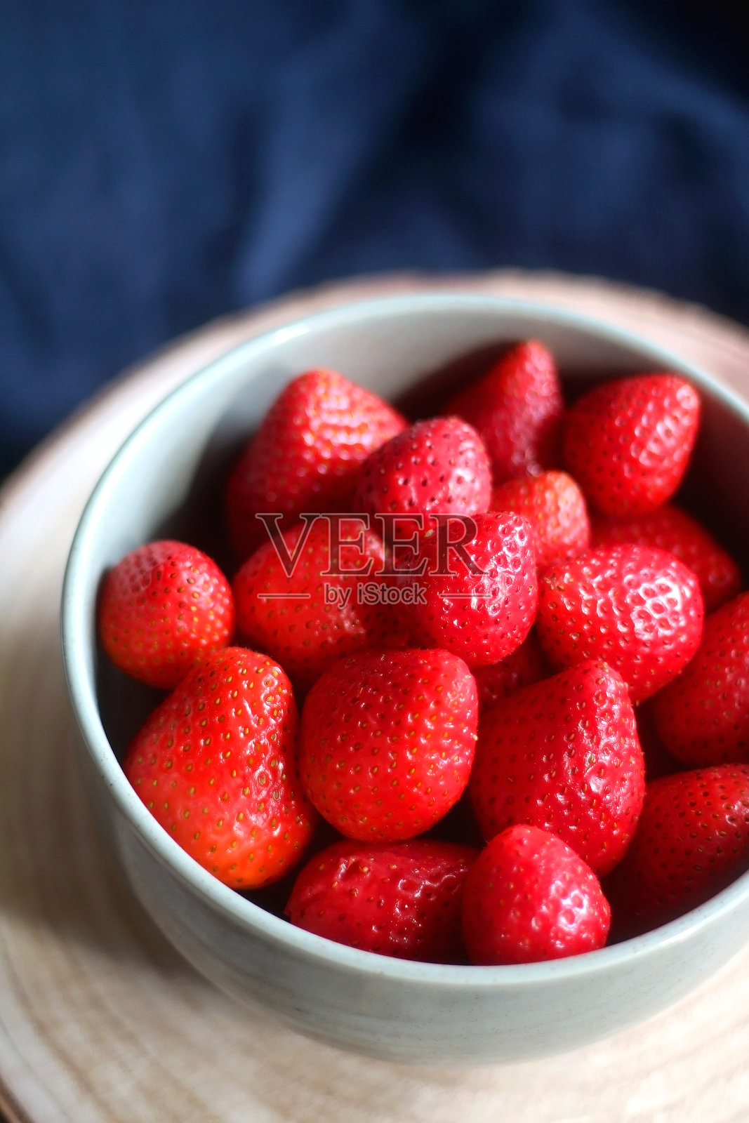 碗草莓照片摄影图片