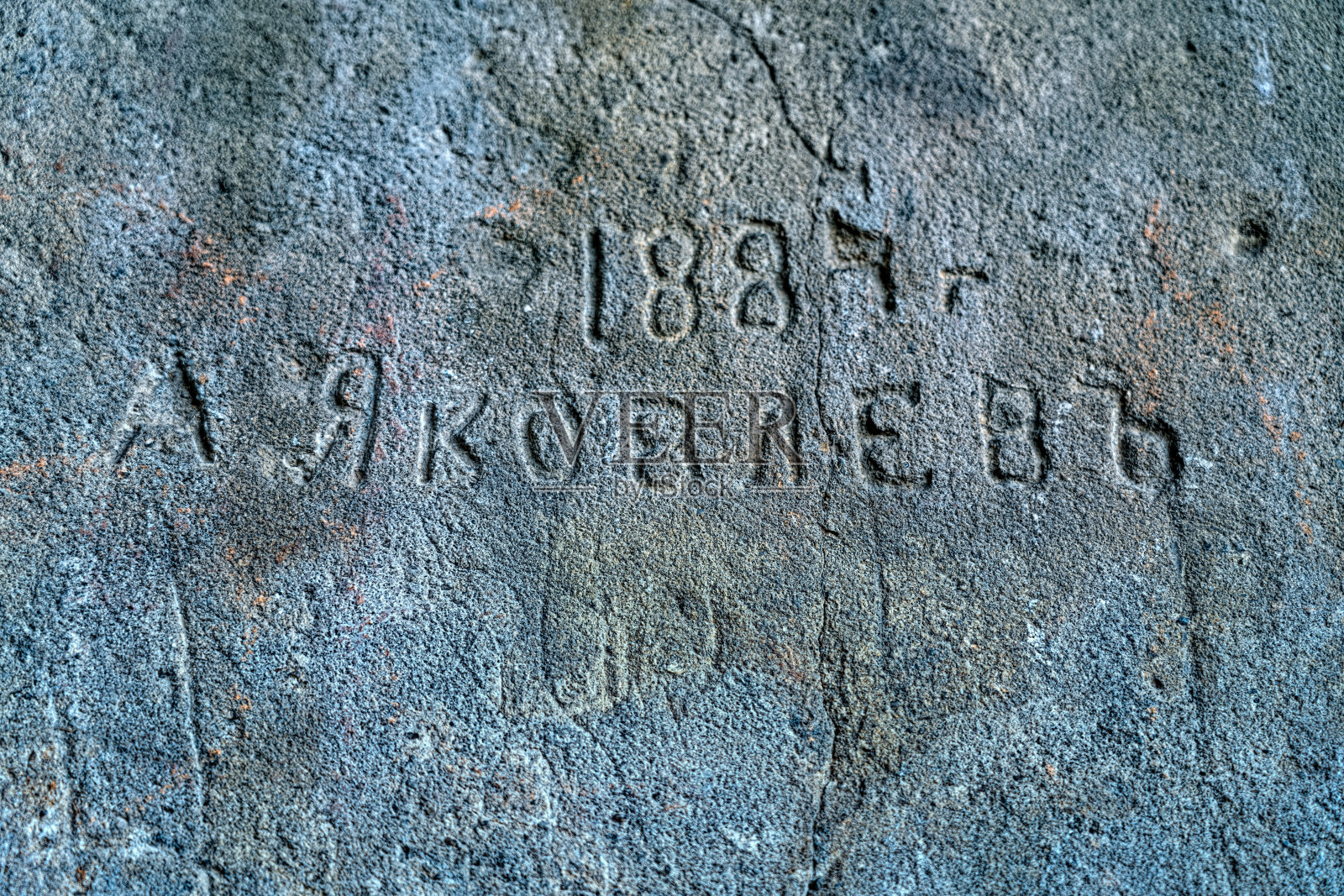 灰色石墙上的碑文照片摄影图片