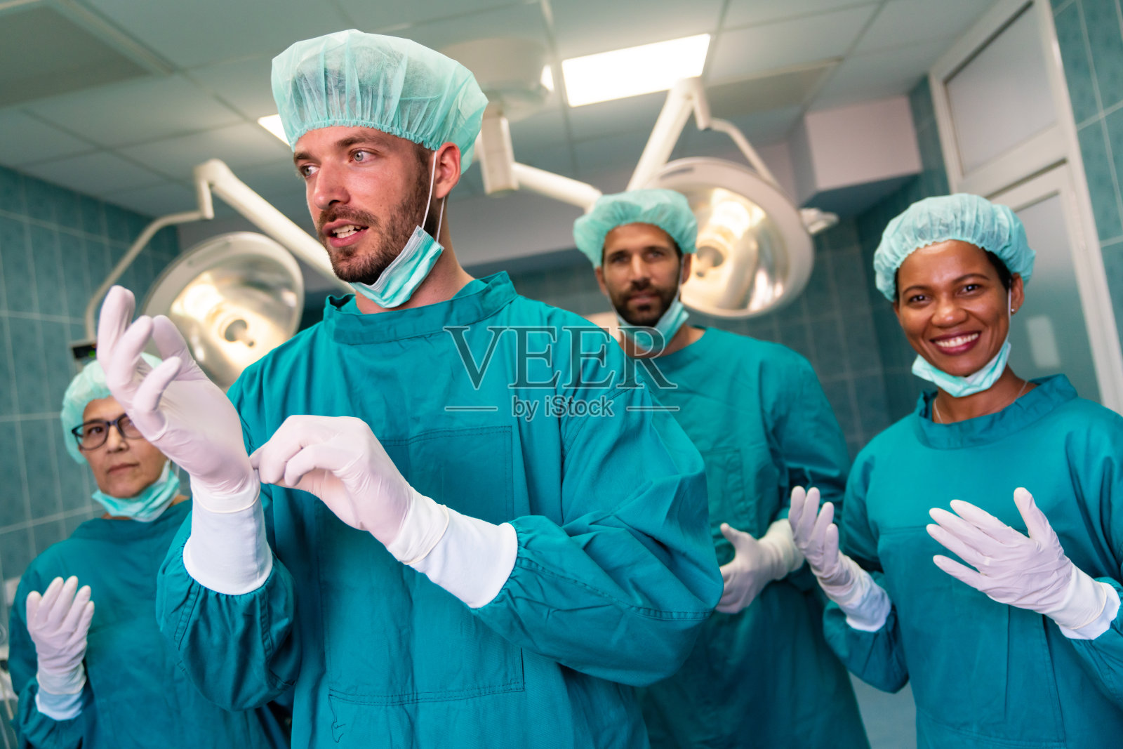 一组外科医生在手术室里准备手术照片摄影图片