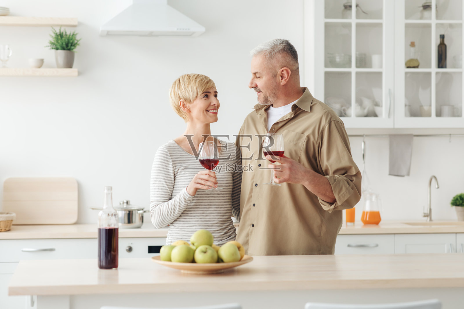 浪漫的特别之夜，新冠肺炎大流行期间在家约会和自我隔离照片摄影图片