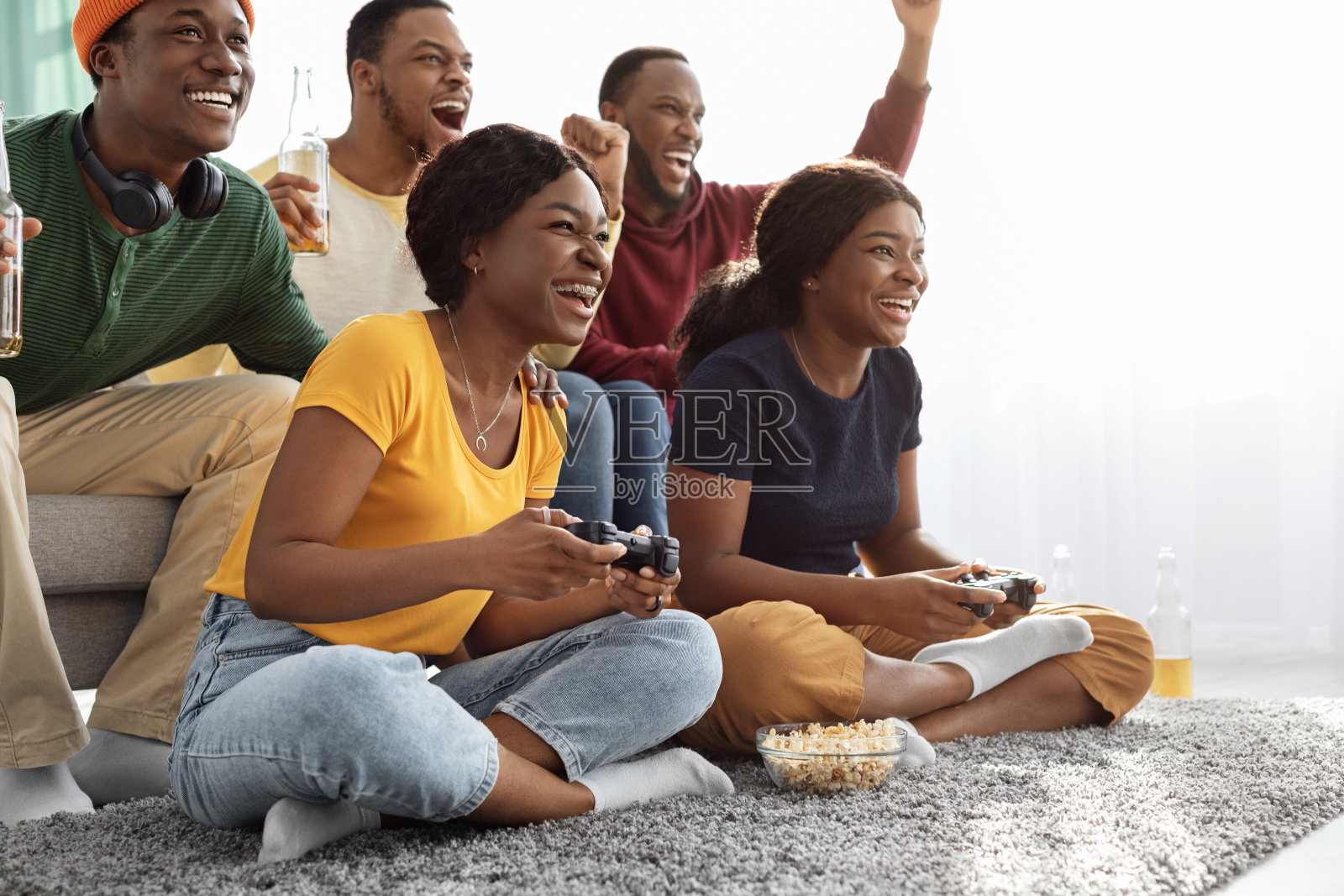 可爱的黑人女士在玩电子游戏照片摄影图片