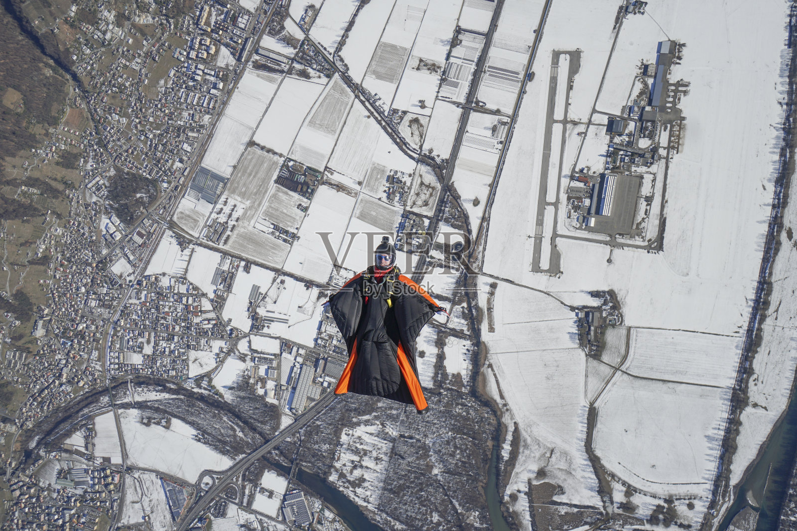 自由落体跳伞者在瑞士山区上空翱翔照片摄影图片