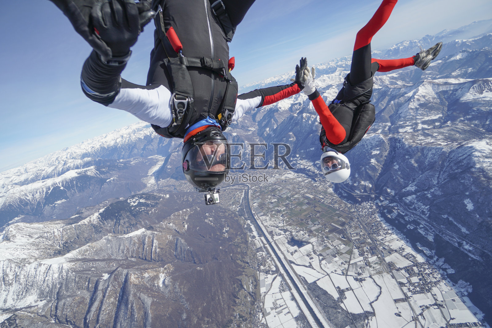 自由落体跳高者在瑞士山脉上空翱翔照片摄影图片