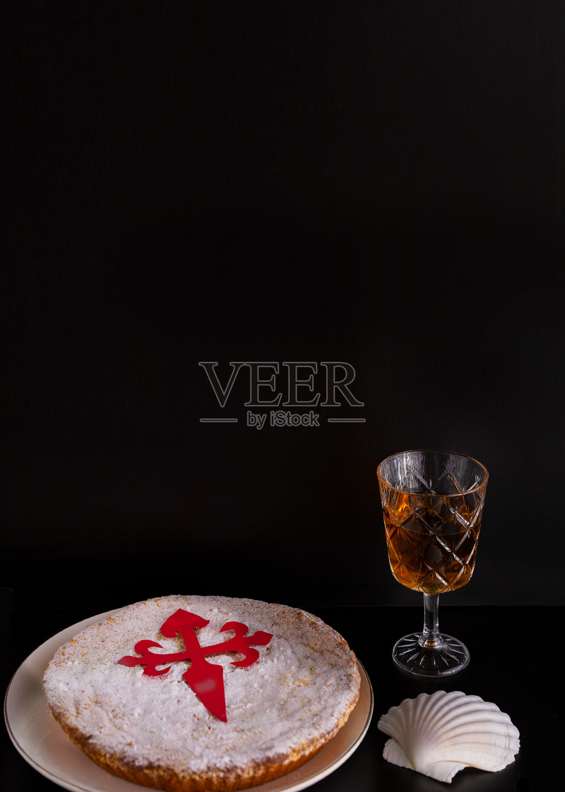 圣詹姆斯蛋糕(Tarta de Santiago)是西班牙著名的杏仁蛋糕，通常配以甜葡萄酒。照片摄影图片