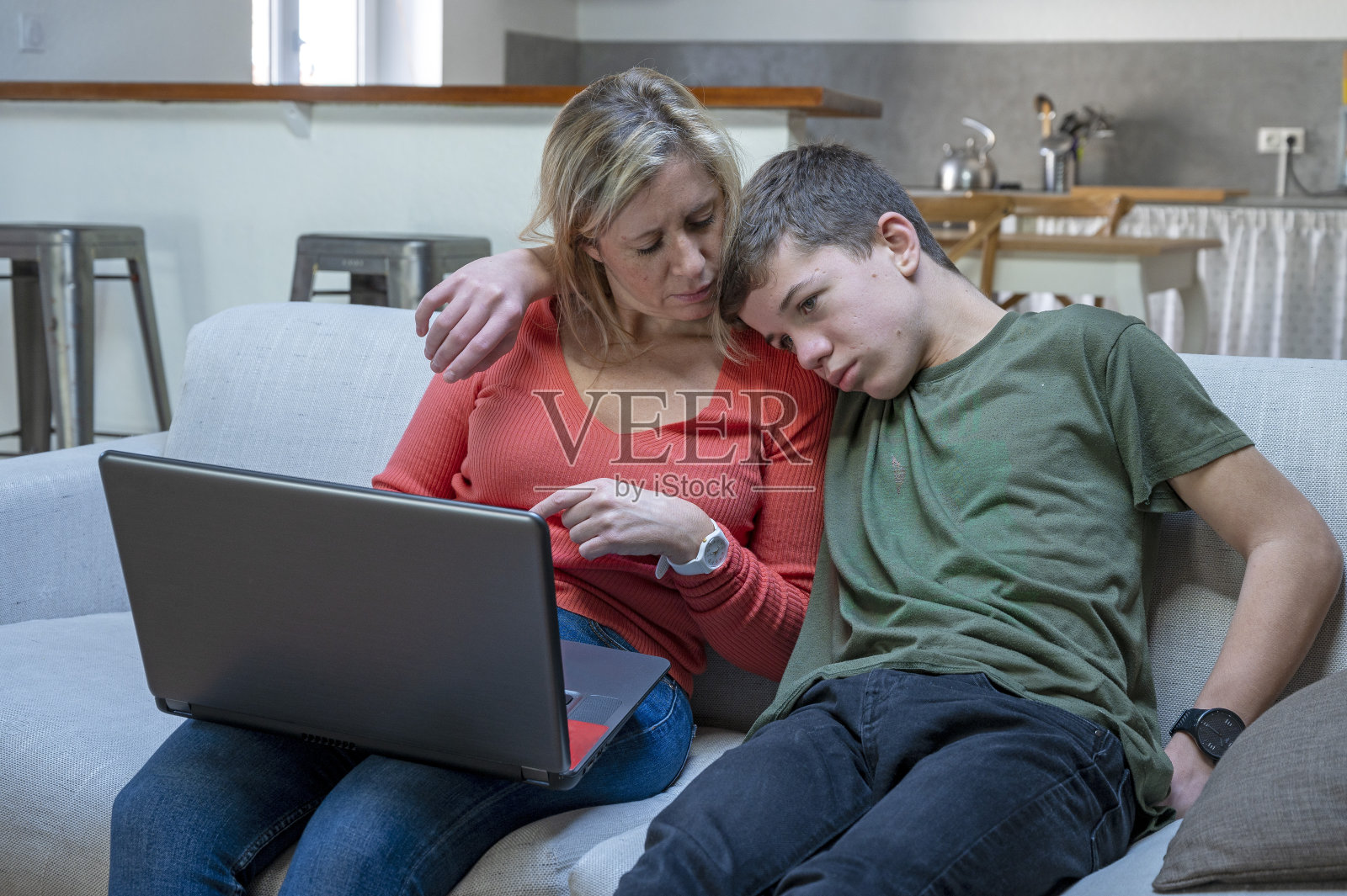 妈妈和十几岁的孩子在家里做作业照片摄影图片
