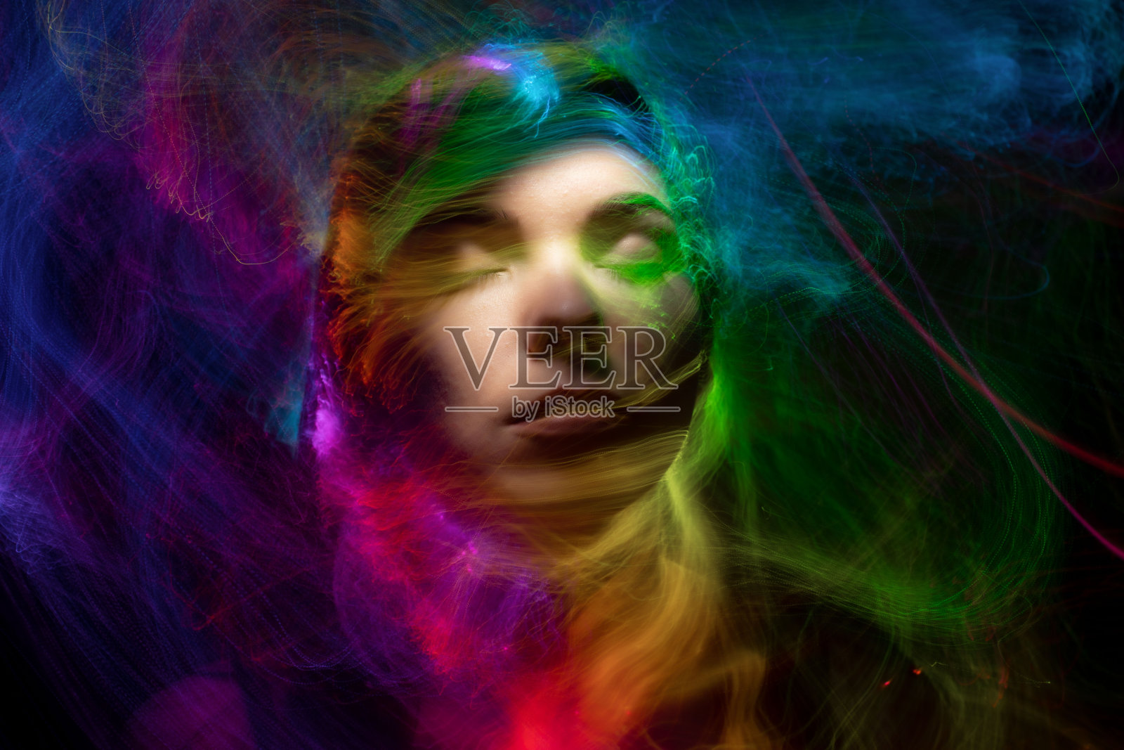 多色抽象画的年轻女子的主题创造力，想象力和艺术。lightpainting照片摄影图片