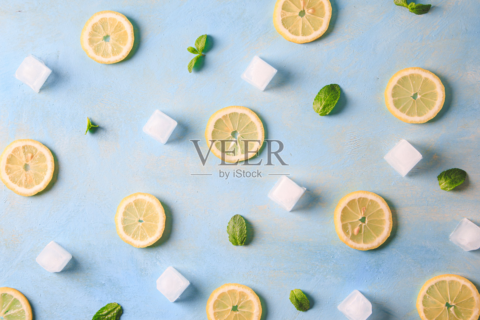 背景材料为柠檬水或莫吉托鸡尾酒。创意概念平铺照片摄影图片