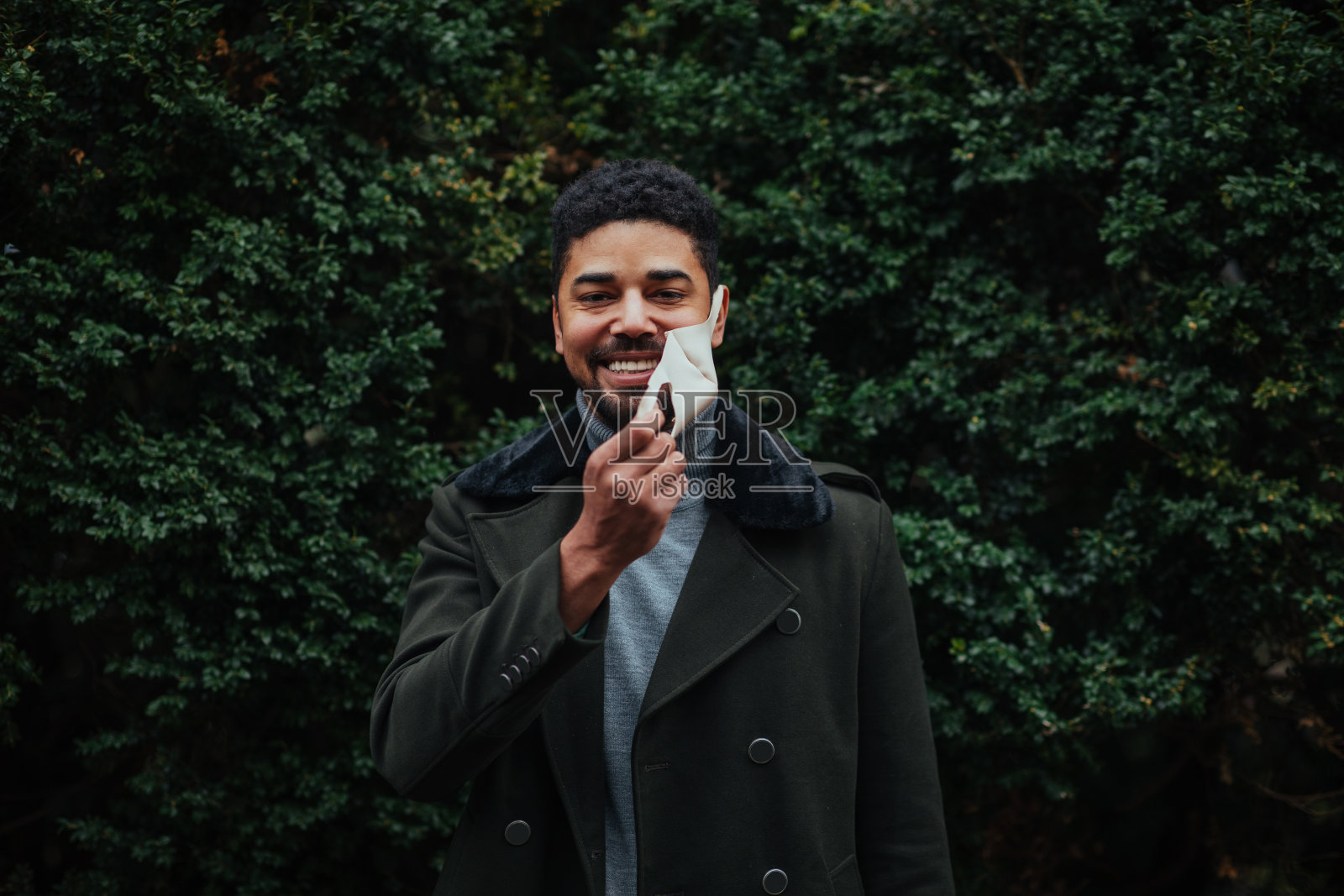 黑人男性，脱下防护面具照片摄影图片