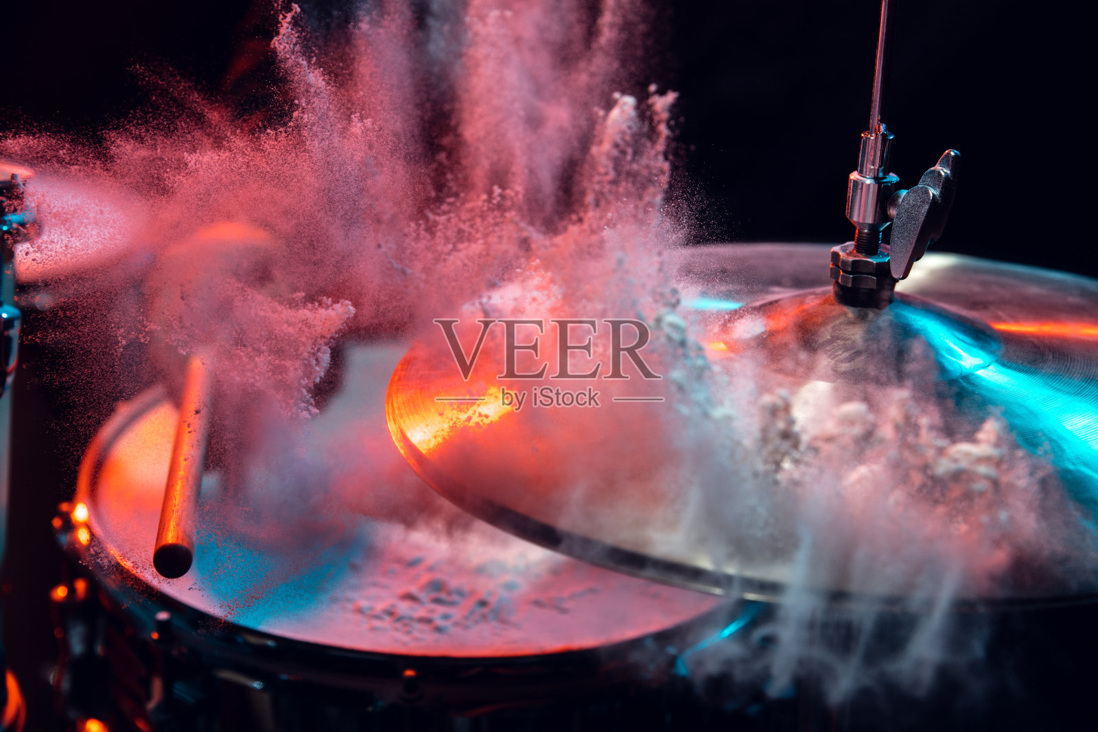 鼓手在摇滚音乐会前打鼓排练。一名男子在录音室用鼓声录制音乐照片摄影图片