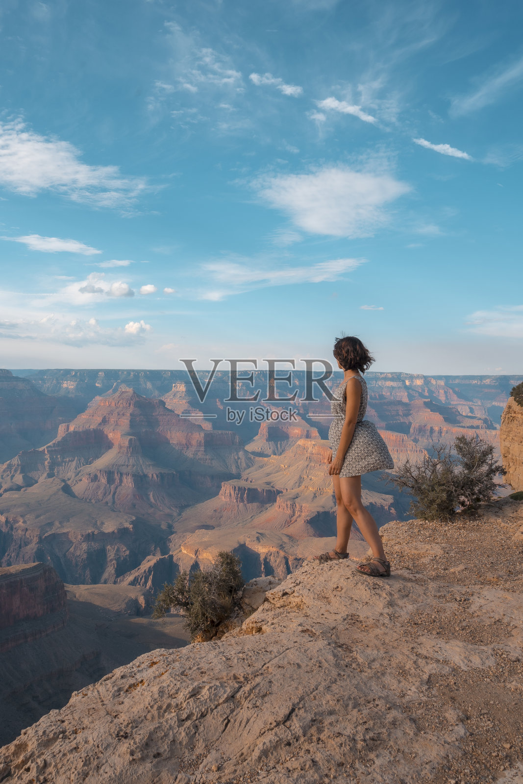日落时分，在大峡谷的莫哈韦角，一个穿着黑白礼服的女孩。亚利桑那州“t照片摄影图片