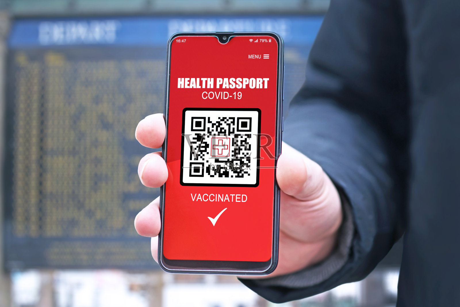 冠状病毒疫苗护照在手机上手持在机场或火车站出发牌前照片摄影图片