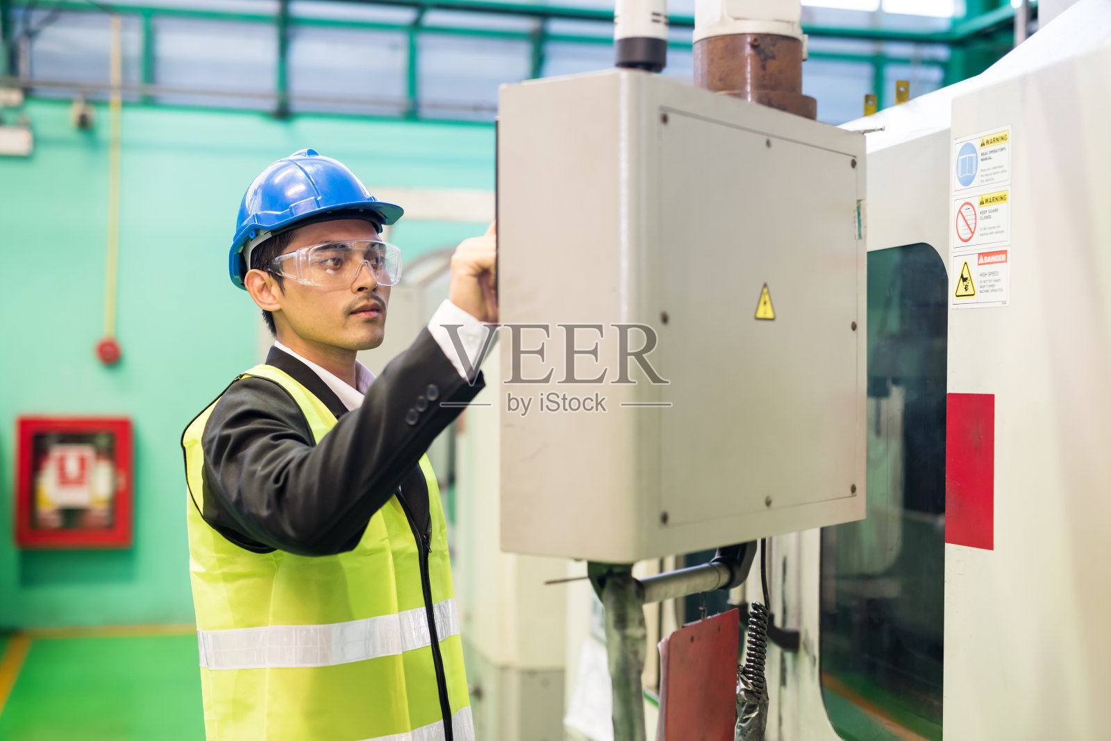 工厂工程师控制数控车床照片摄影图片