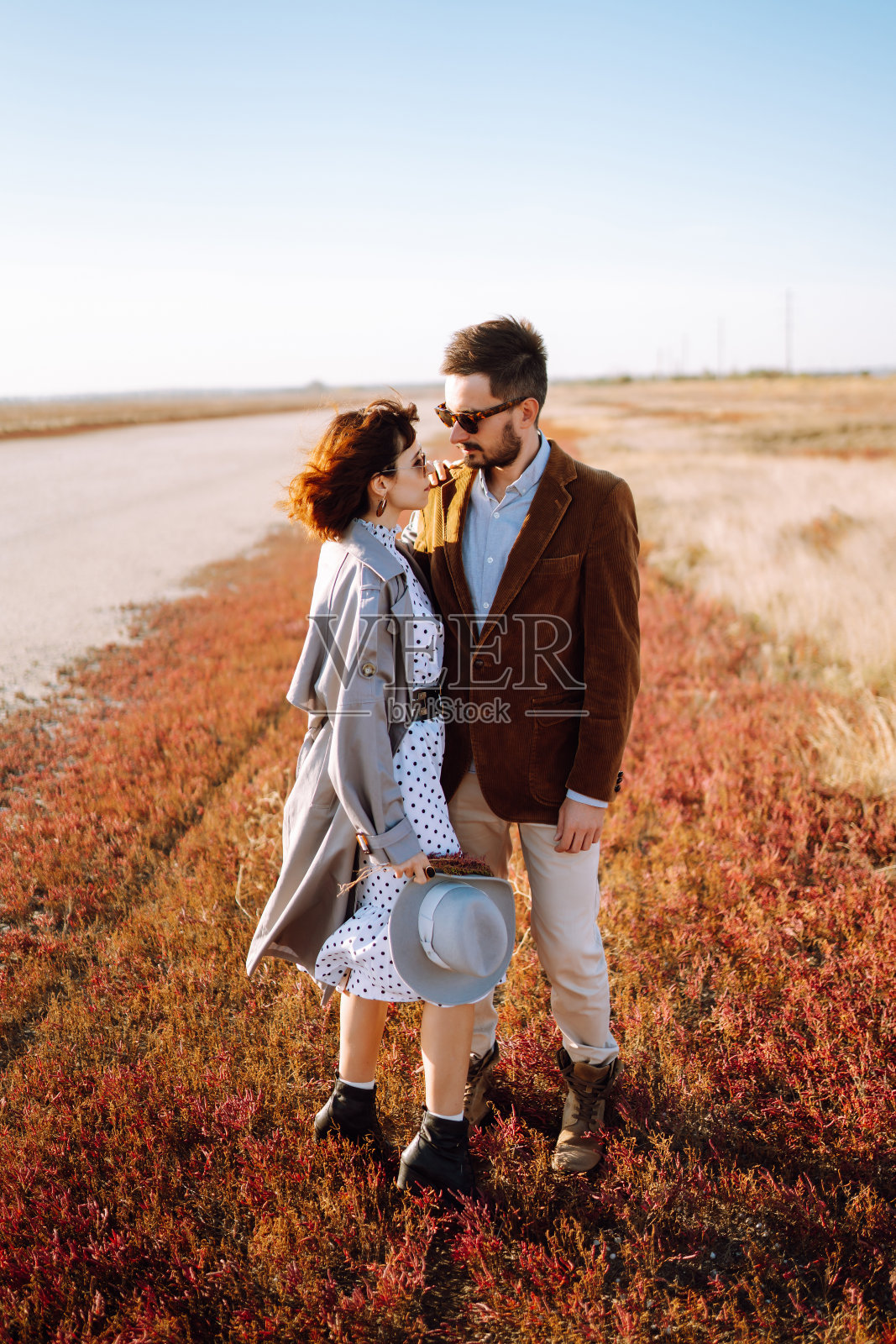 时尚和相爱的夫妇在户外享受彼此。享受在一起的时间。春天。照片摄影图片