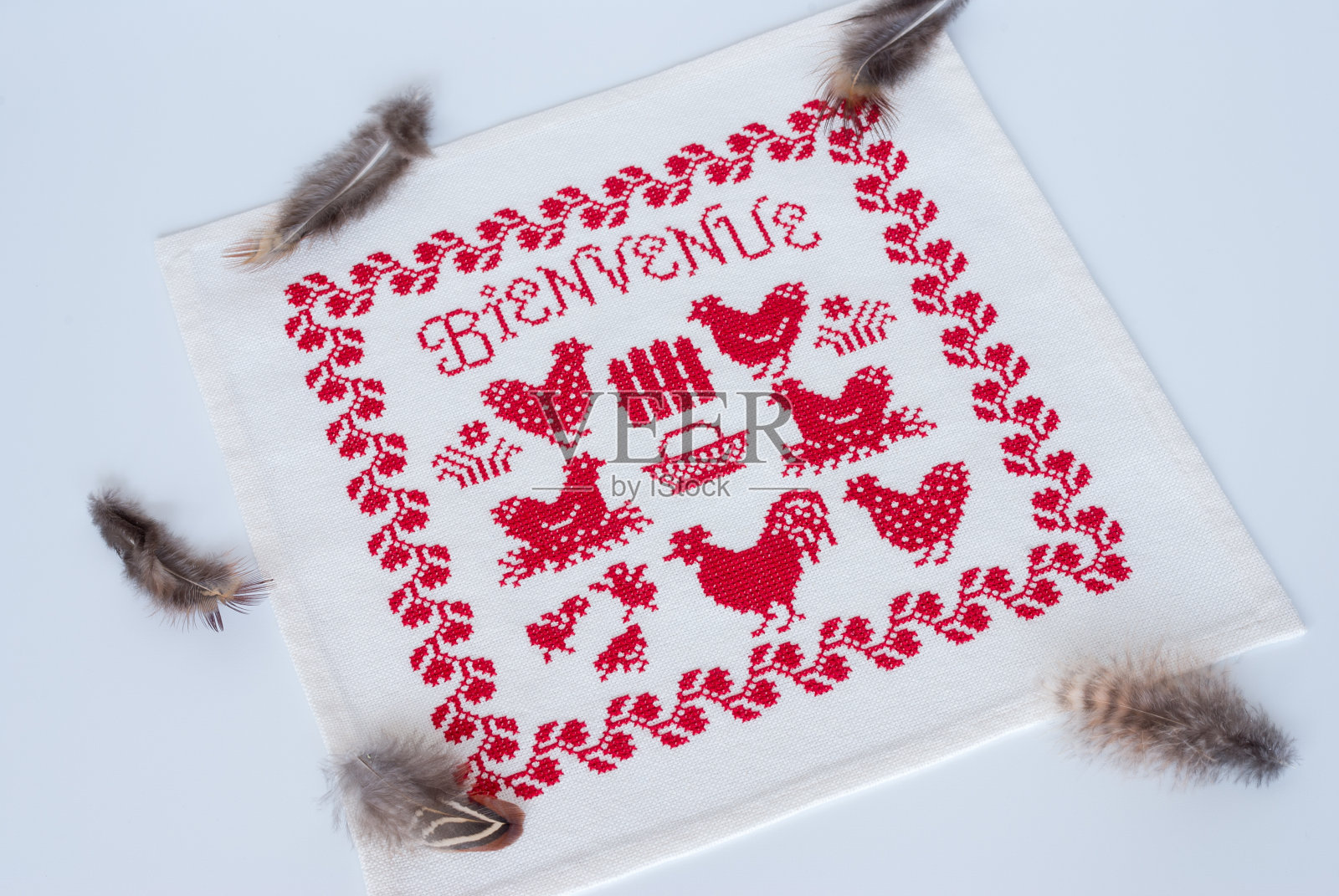 十字绣有羽毛的餐巾照片摄影图片