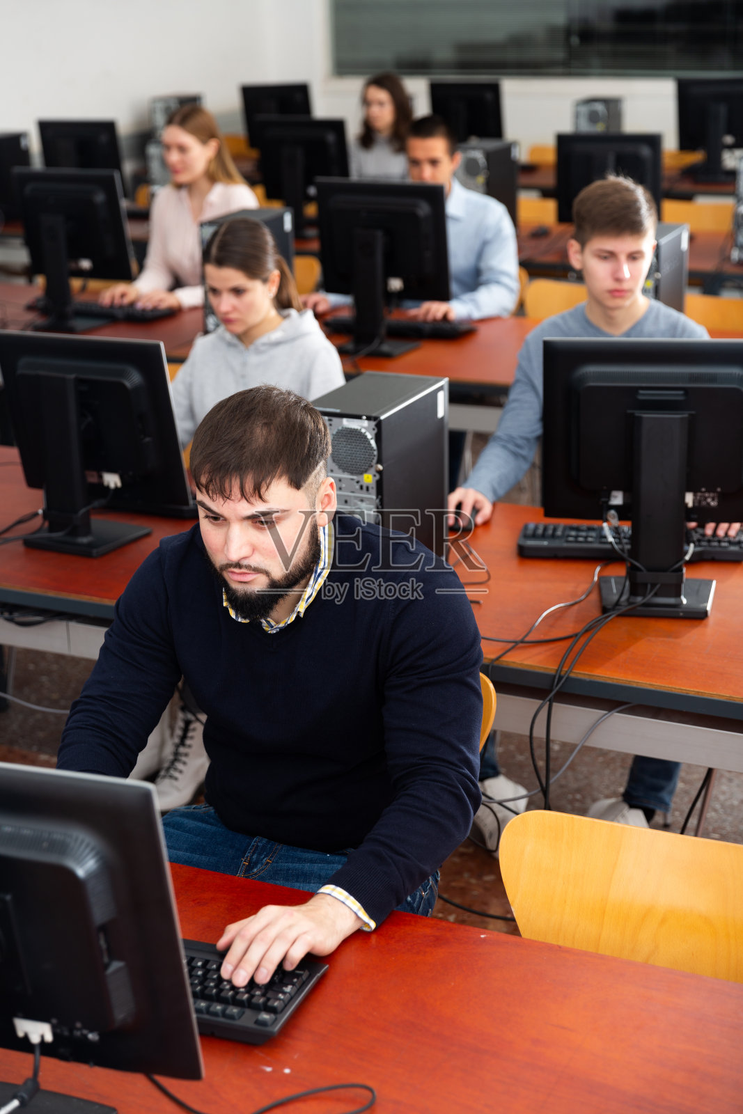 不同年龄的人在教室里学习使用电脑照片摄影图片