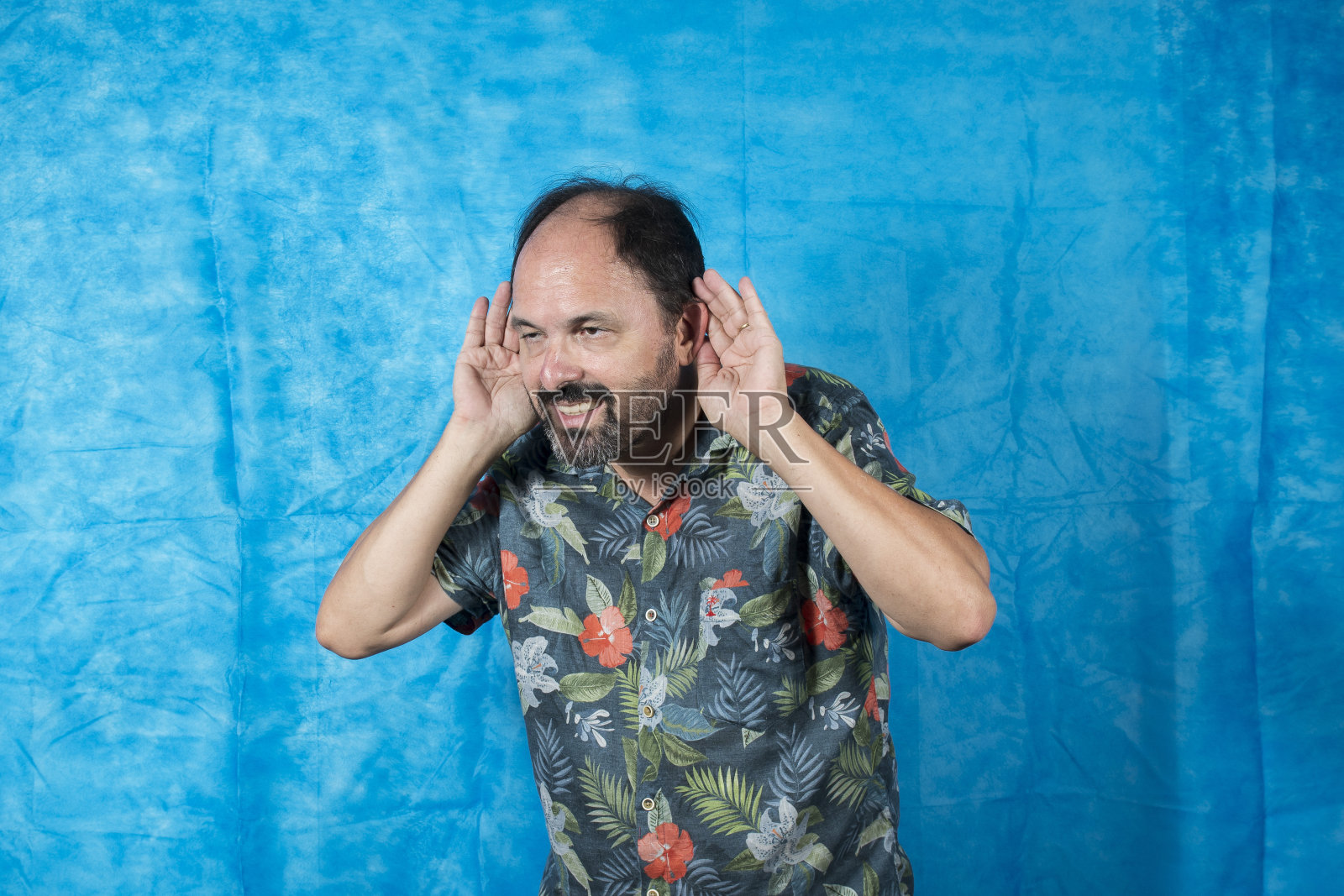 一个穿着印有图案的衬衫，脸上带着表情的游客照片摄影图片