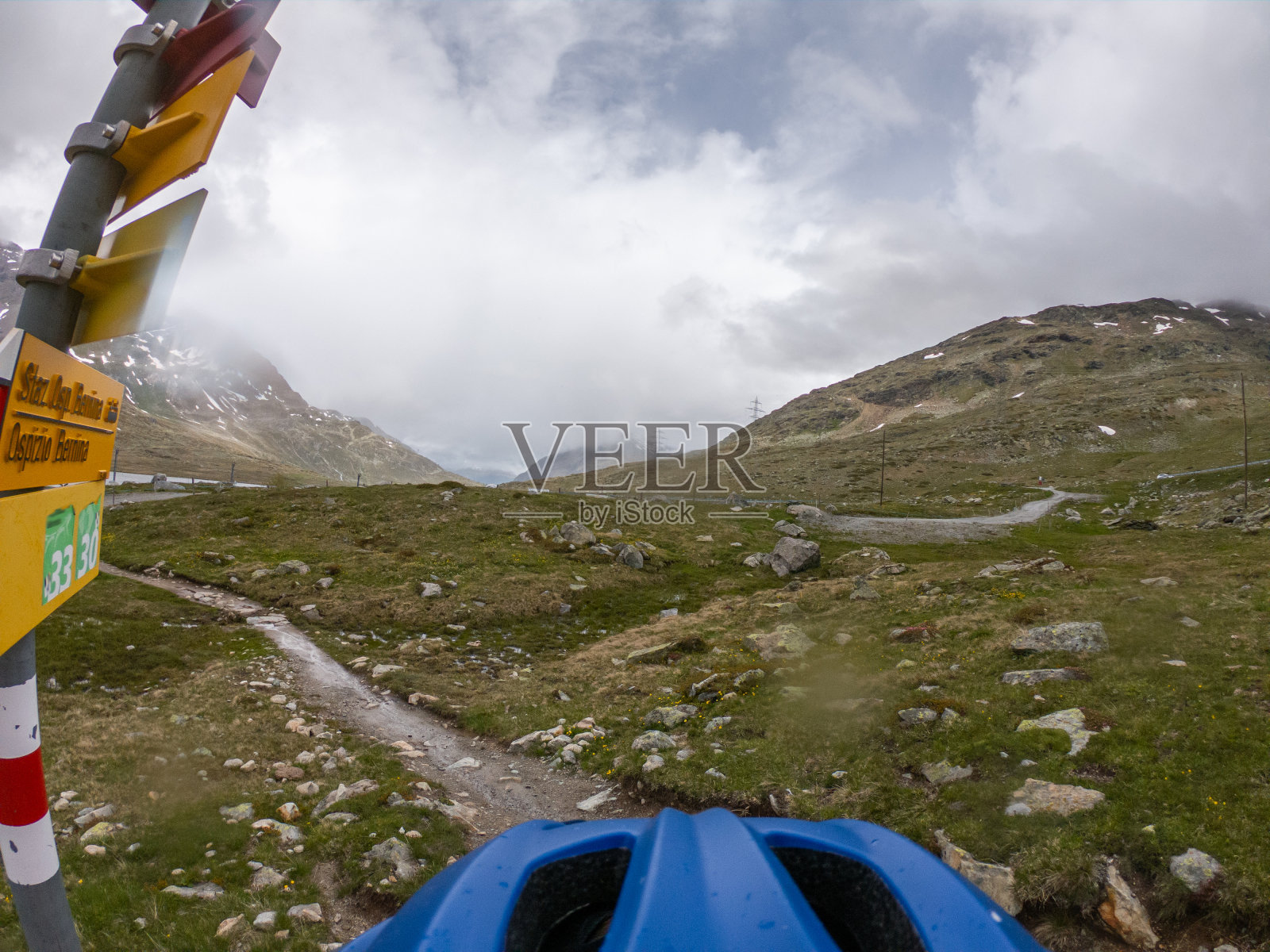 山地摩托车手的视频，头盔视角照片摄影图片