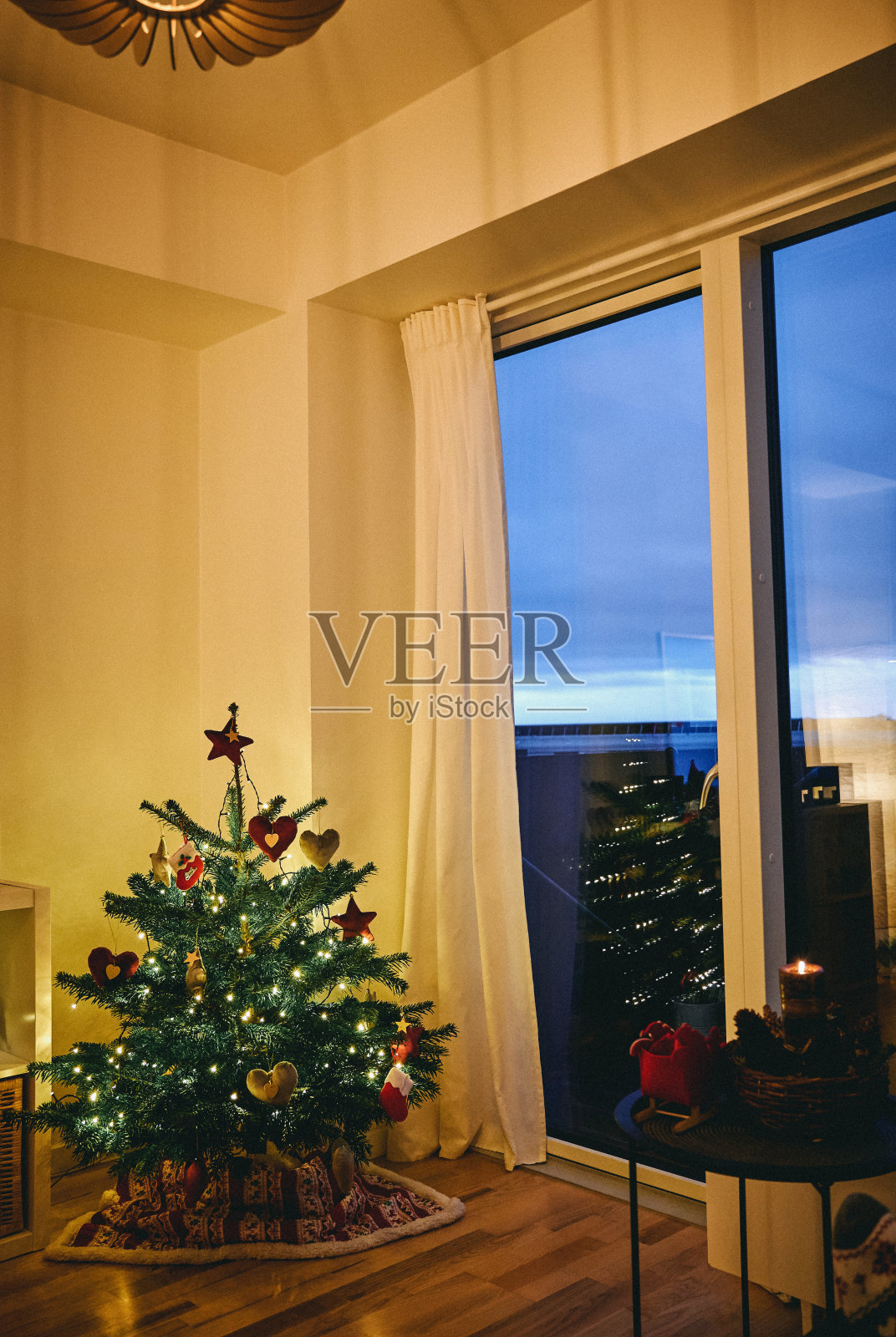 图为家中装饰好的圣诞树照片摄影图片