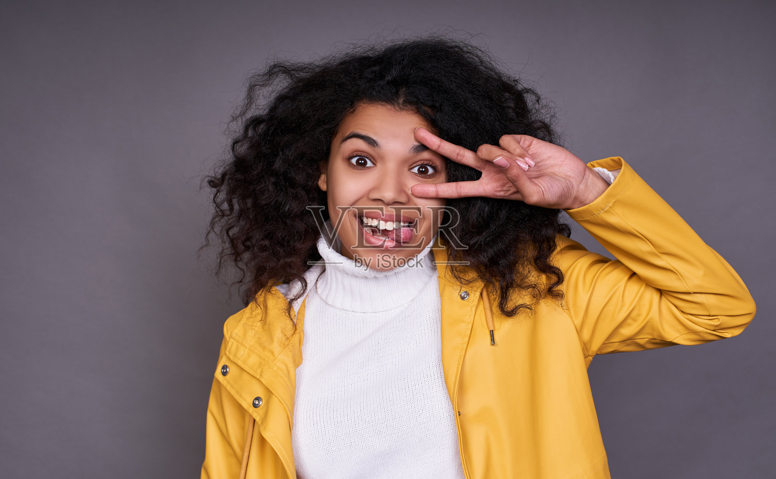 有趣快乐的黑人女士做鬼脸。照片摄影图片