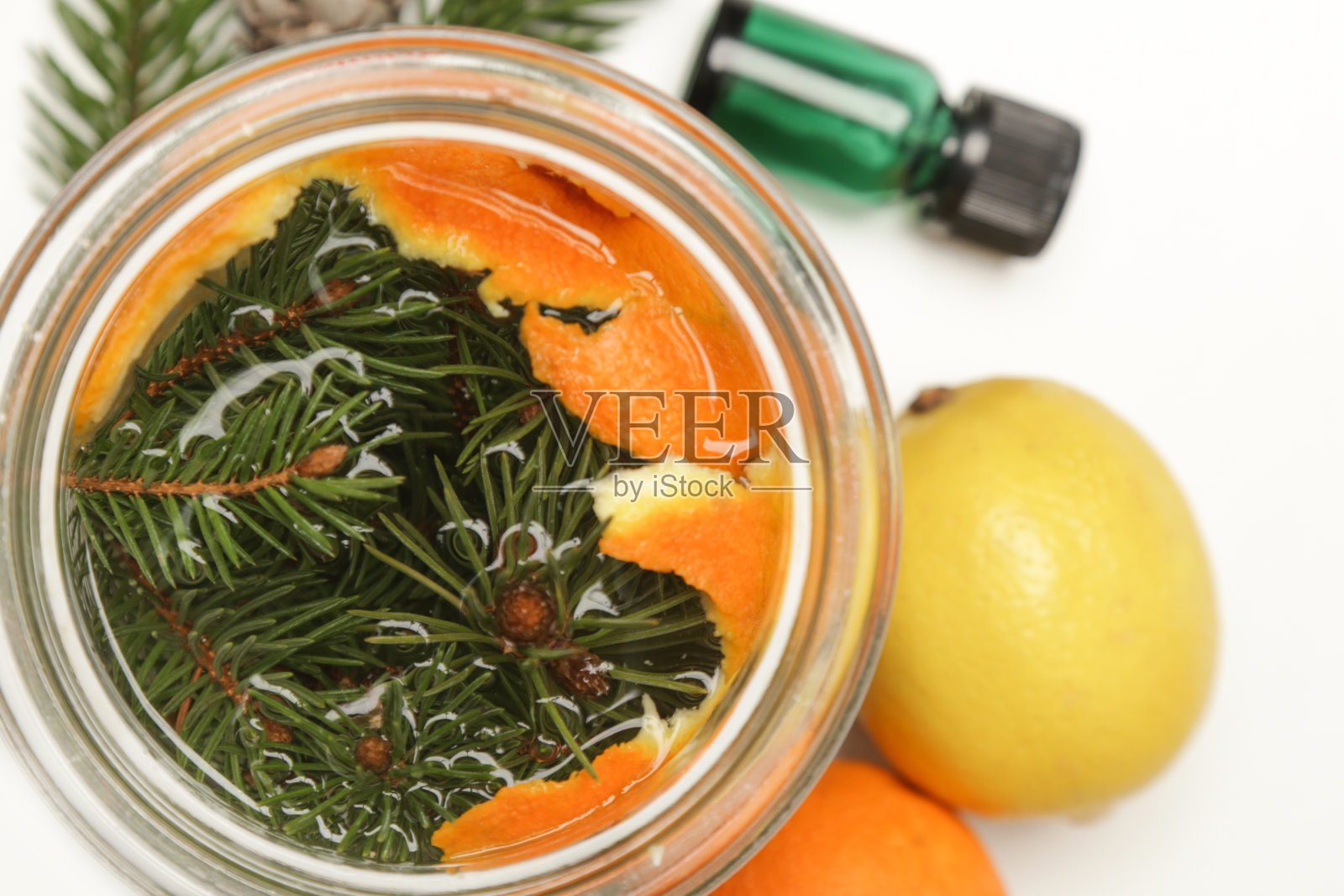 常青树浸泡醋，用于清洗。自制，零废物，天然无毒清洁剂。照片摄影图片