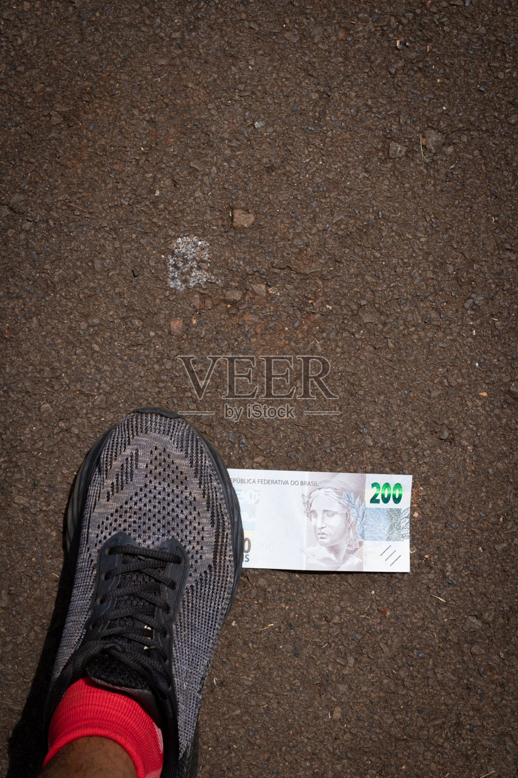 踩在巴西的钱上。巴西经济的概念形象。空间的文本。照片摄影图片