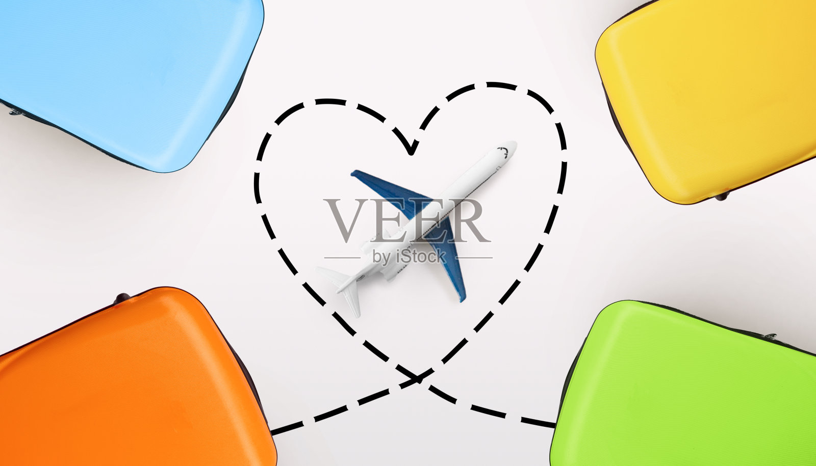 玩具飞机心形架在手提箱中照片摄影图片