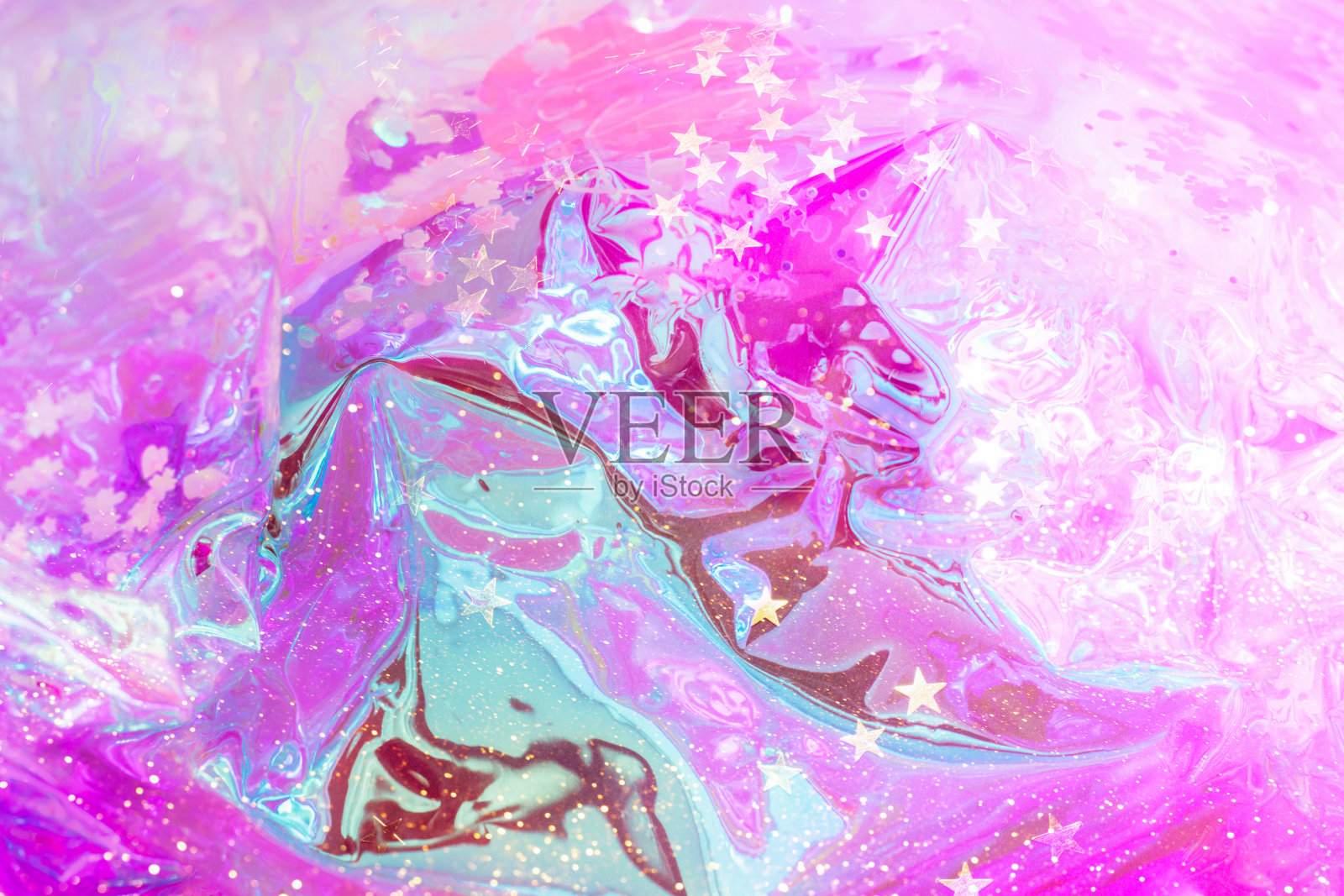 抽象背景，闪闪发光的褶皱全息图。时髦的霓虹纹理背景照片摄影图片