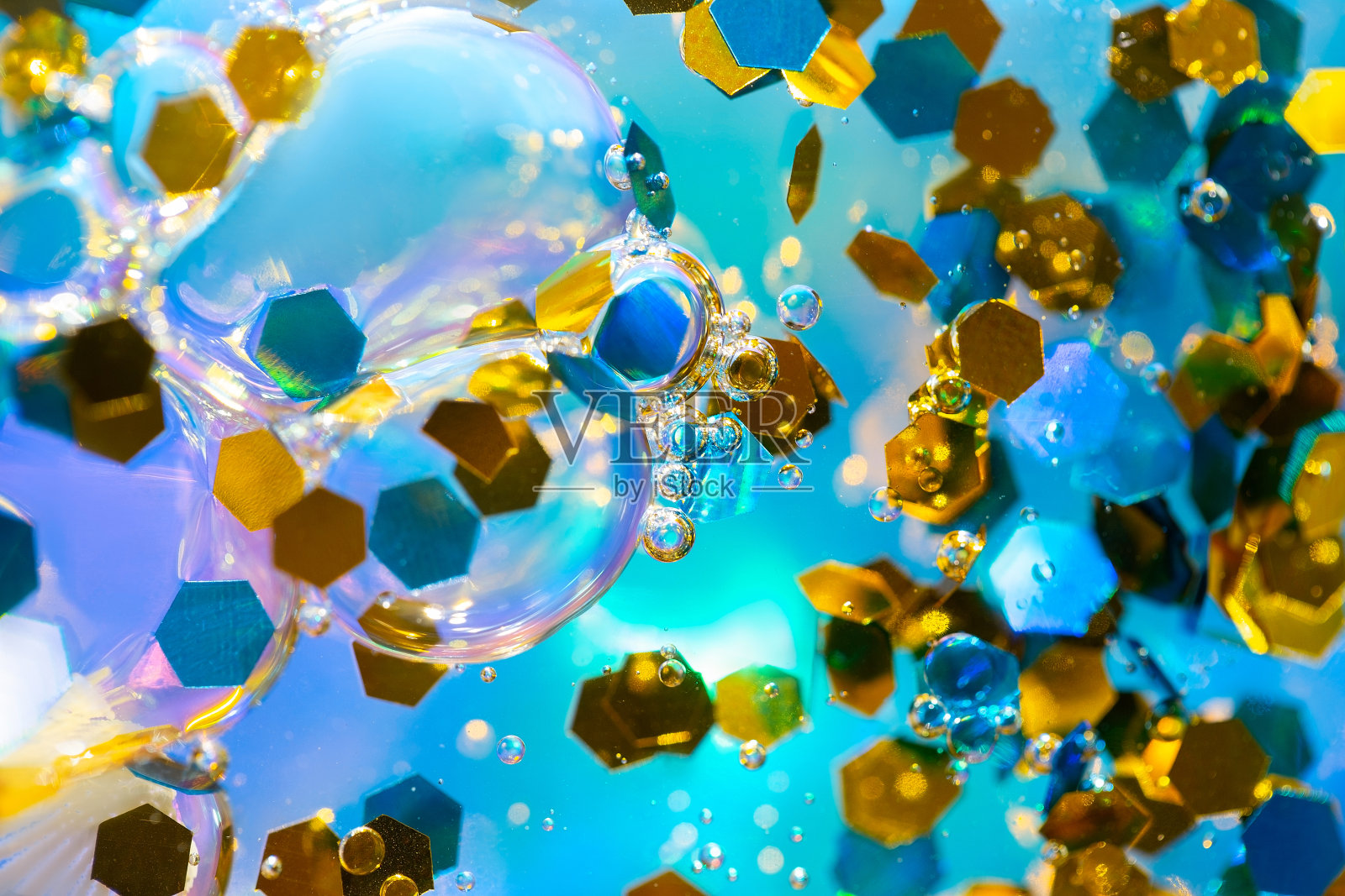 在带有气泡的液体中闪闪发光。用特写拍摄的抽象画面。股票彩色背景照片摄影图片