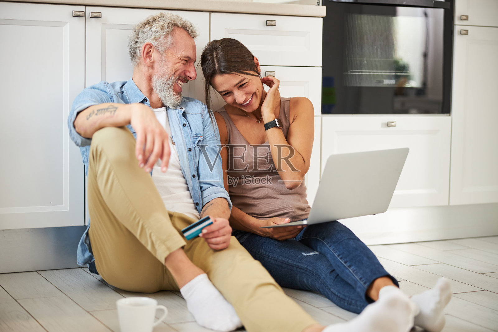 年轻可爱的女人在交谈中感到害羞照片摄影图片