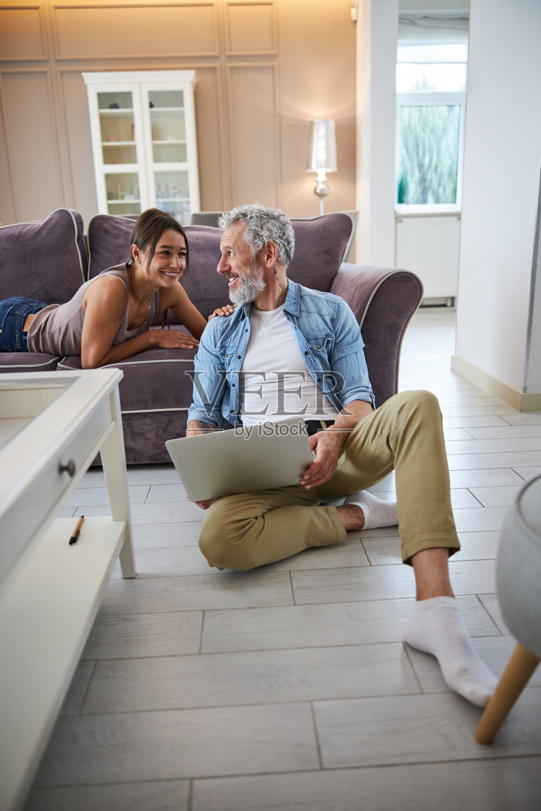 一对积极快乐的情侣互相看着对方照片摄影图片