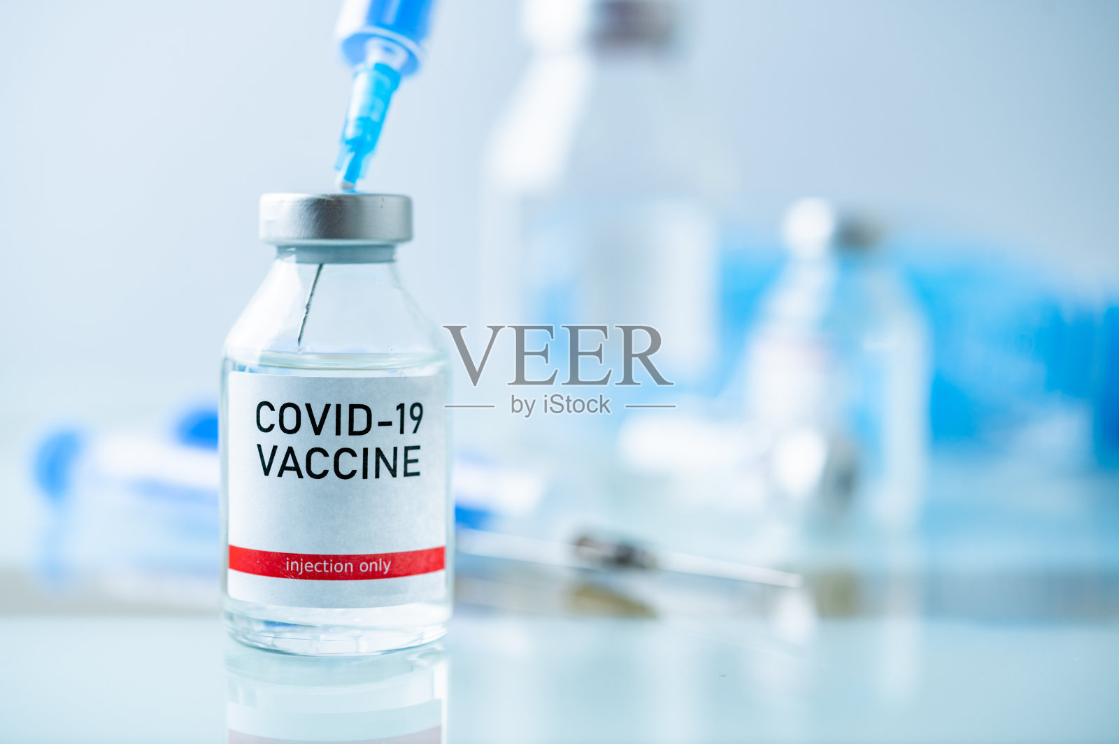 单瓶Covid-19疫苗。医学概念接种疫苗皮下注射治疗。疫苗和注射。照片摄影图片