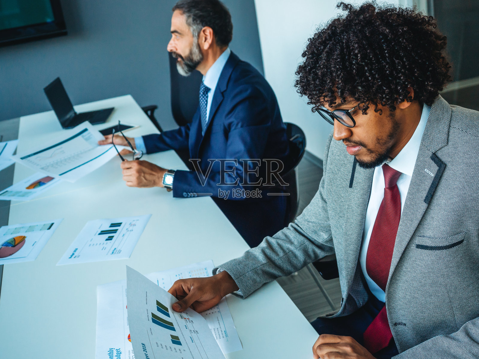 在办公室工作的成功商业人士。照片摄影图片