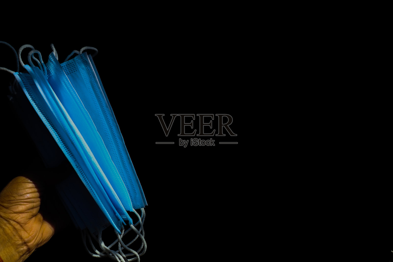 冠状病毒外科口罩防护深色背景照片摄影图片