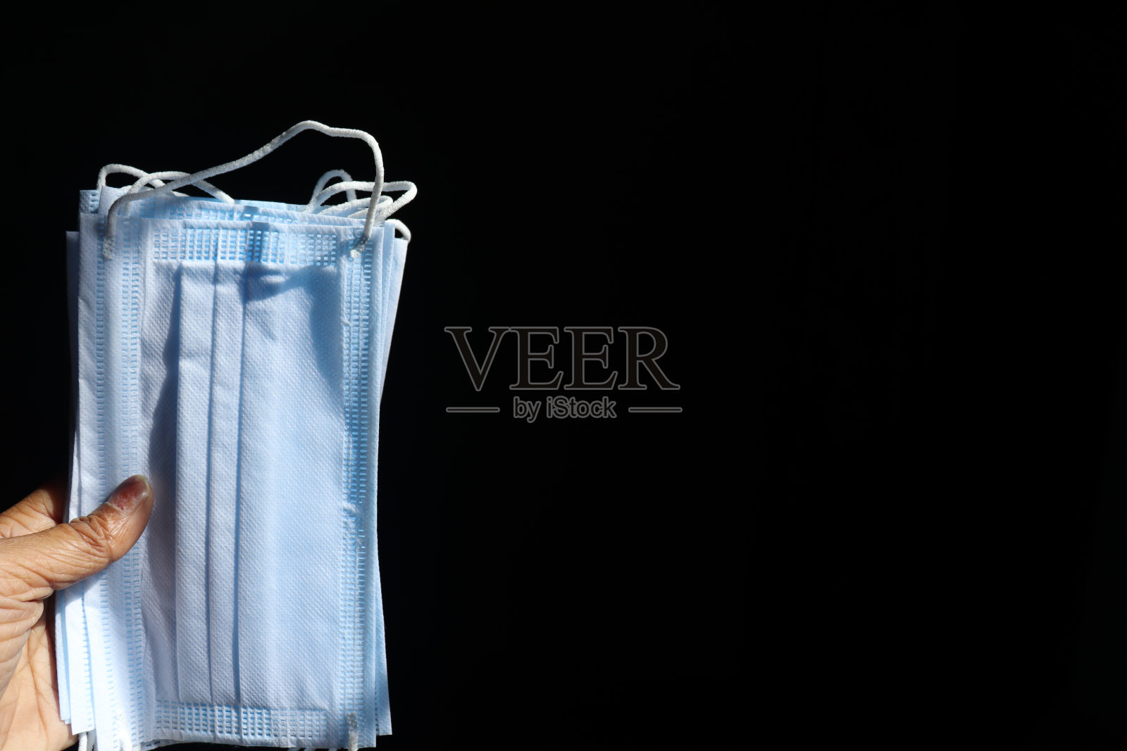 医用口罩covid-19大流行黑色背景照片摄影图片