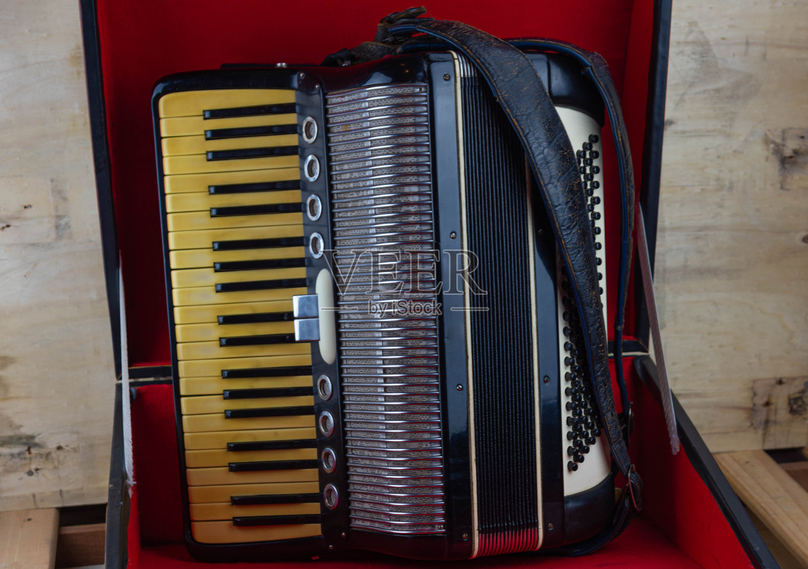 古老的手风琴音乐孤立在黑暗的背景。手风琴的特写镜头。照片摄影图片