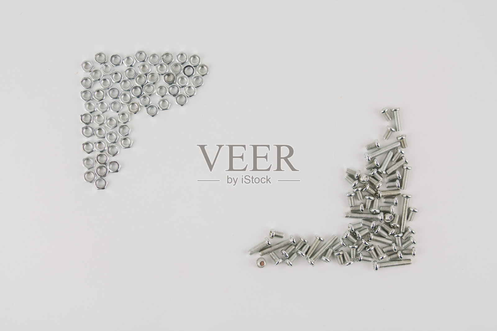 白色背景上的铁螺钉和螺母，用于修理和建造照片摄影图片