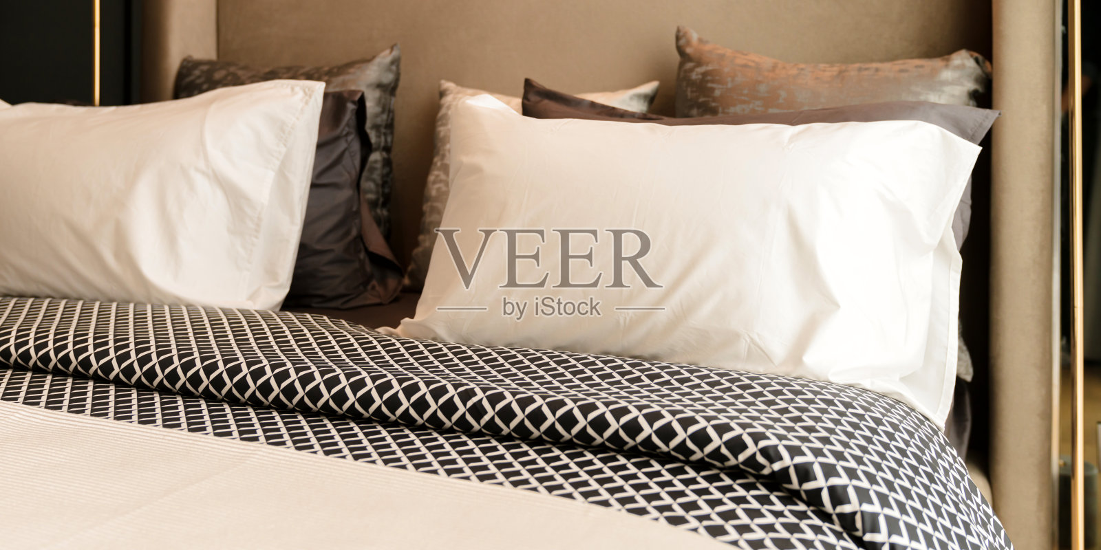 房子内部美丽的设计理念，柔软舒适的枕头在白色干净的床上，卧室和窗户阳光照片摄影图片