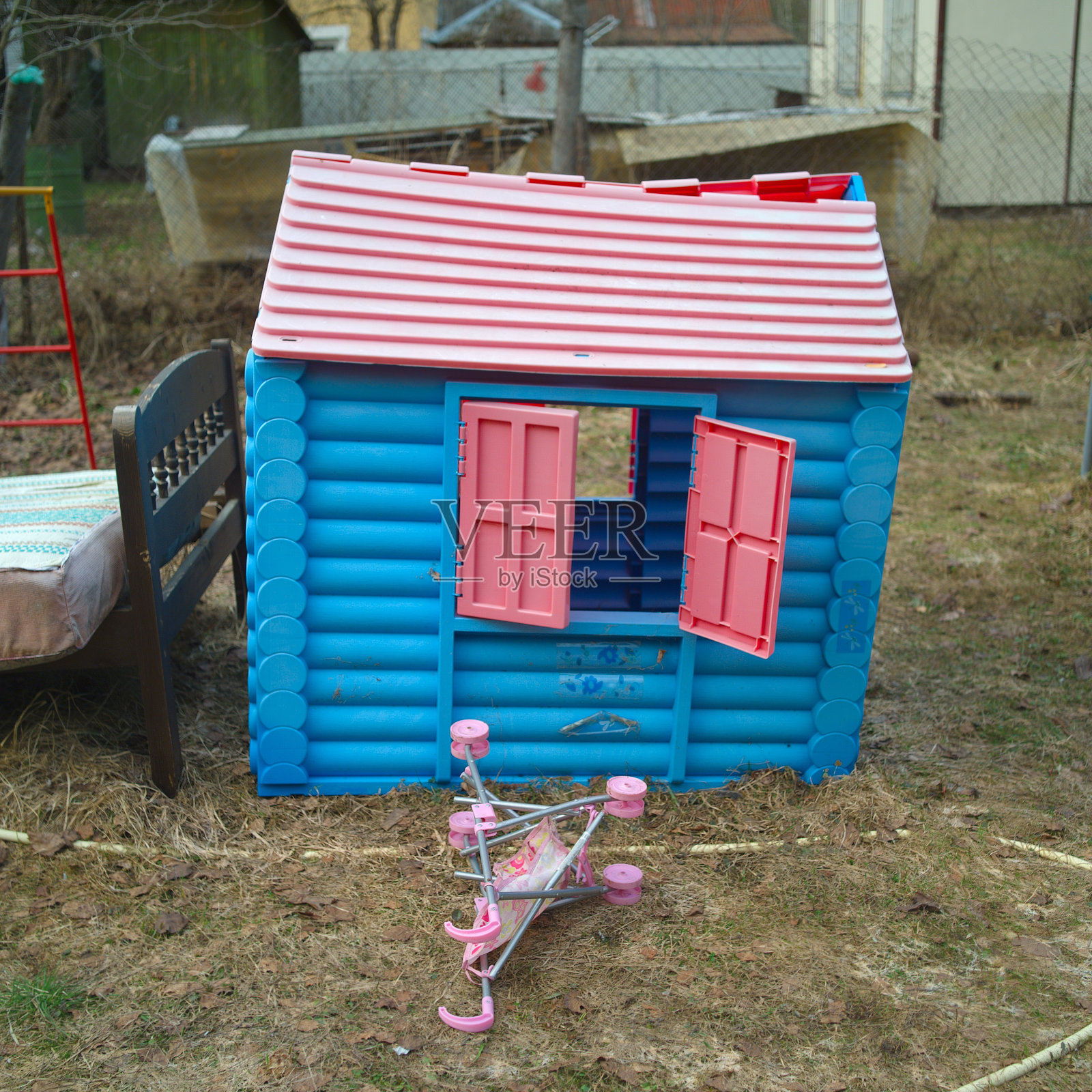 被遗弃的玩具房子照片摄影图片