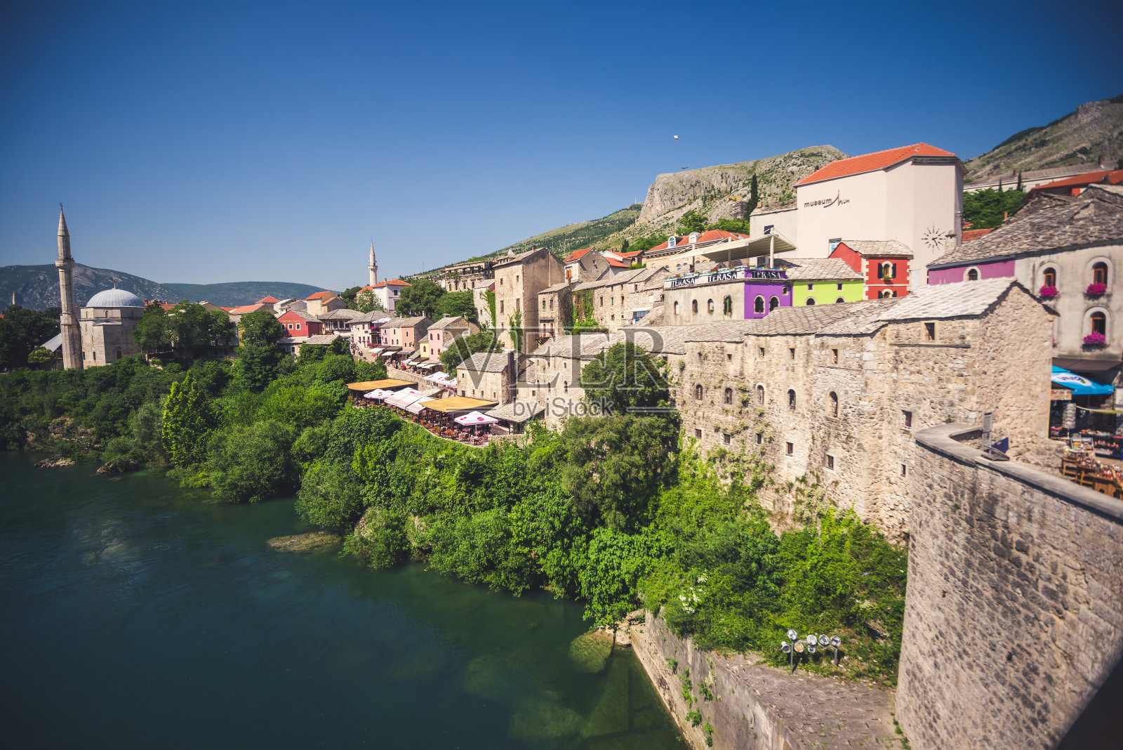 莫斯塔尔，波斯尼亚和黑塞哥维那，2019年6月20日。在波斯尼亚和黑塞哥维那北部，莫斯塔尔的天际线和莫斯塔尔的旧桥，房屋和尖塔。照片摄影图片