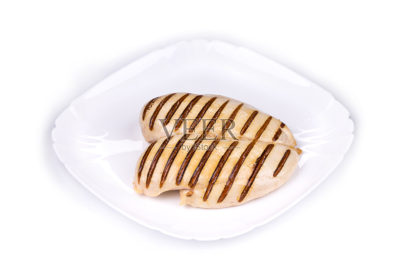 在盘子上烤鸡胸肉。照片摄影图片