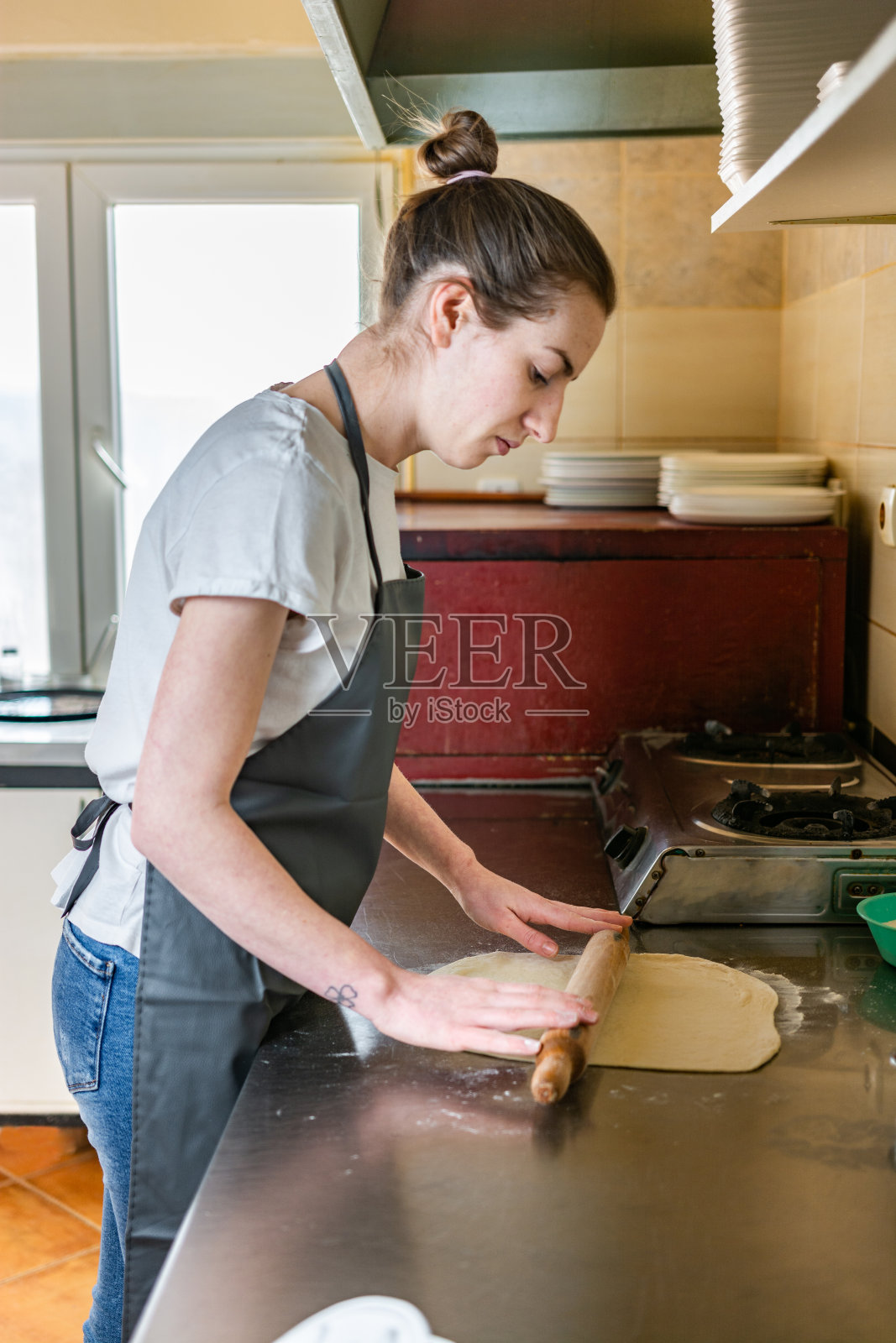 厨师在厨房准备披萨照片摄影图片