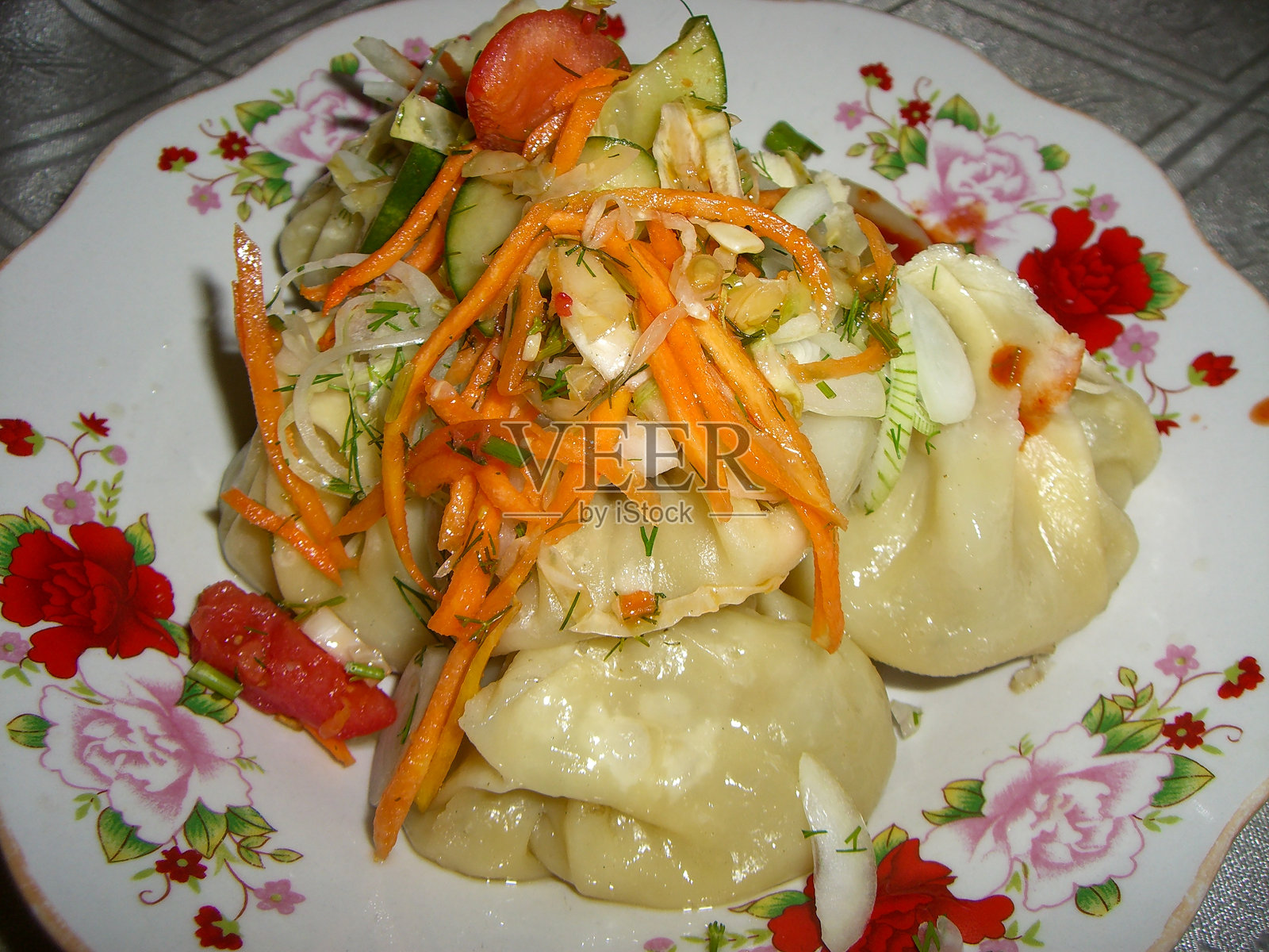 格鲁吉亚饺子Khinkali和蔬菜照片摄影图片