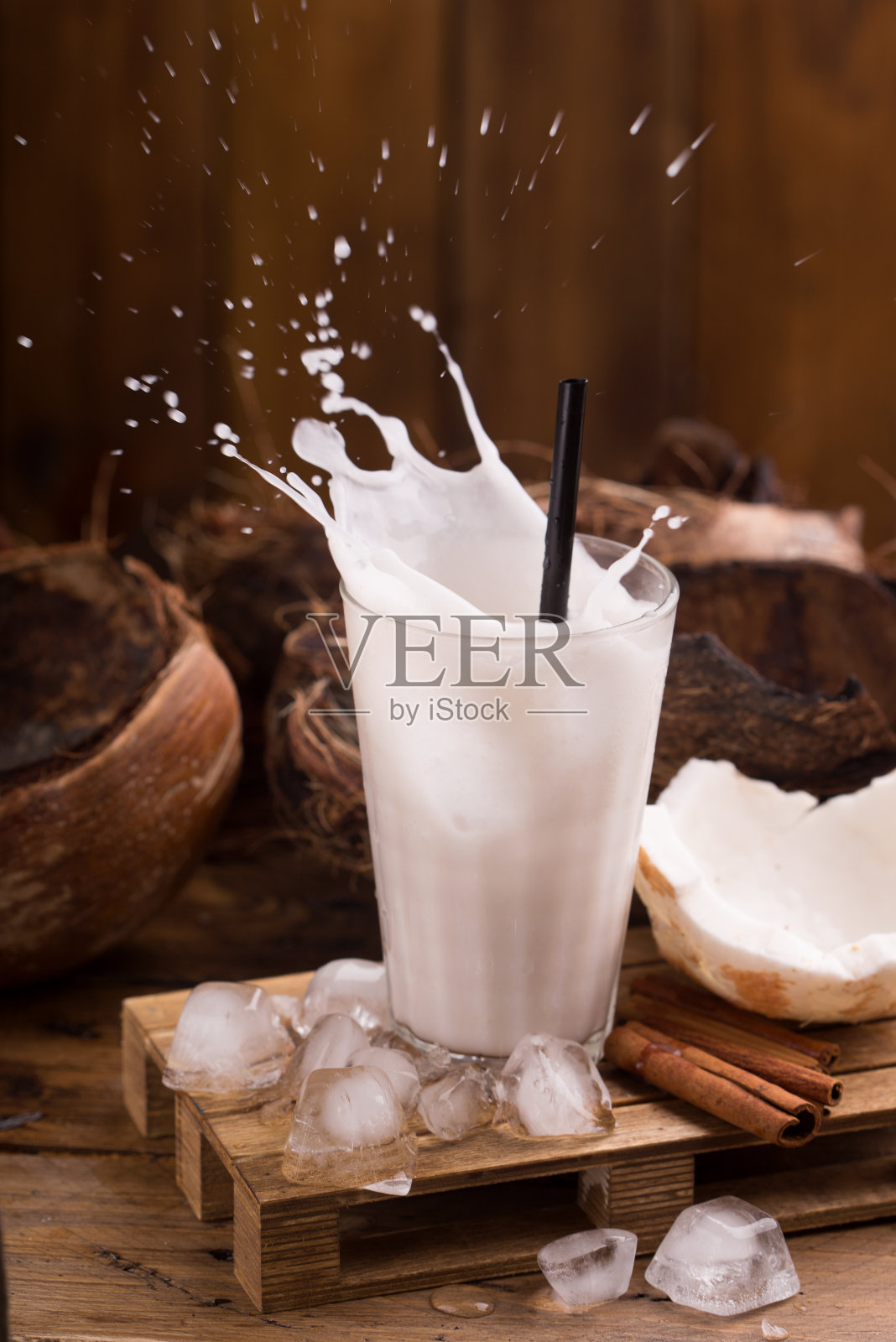 椰子喝照片摄影图片