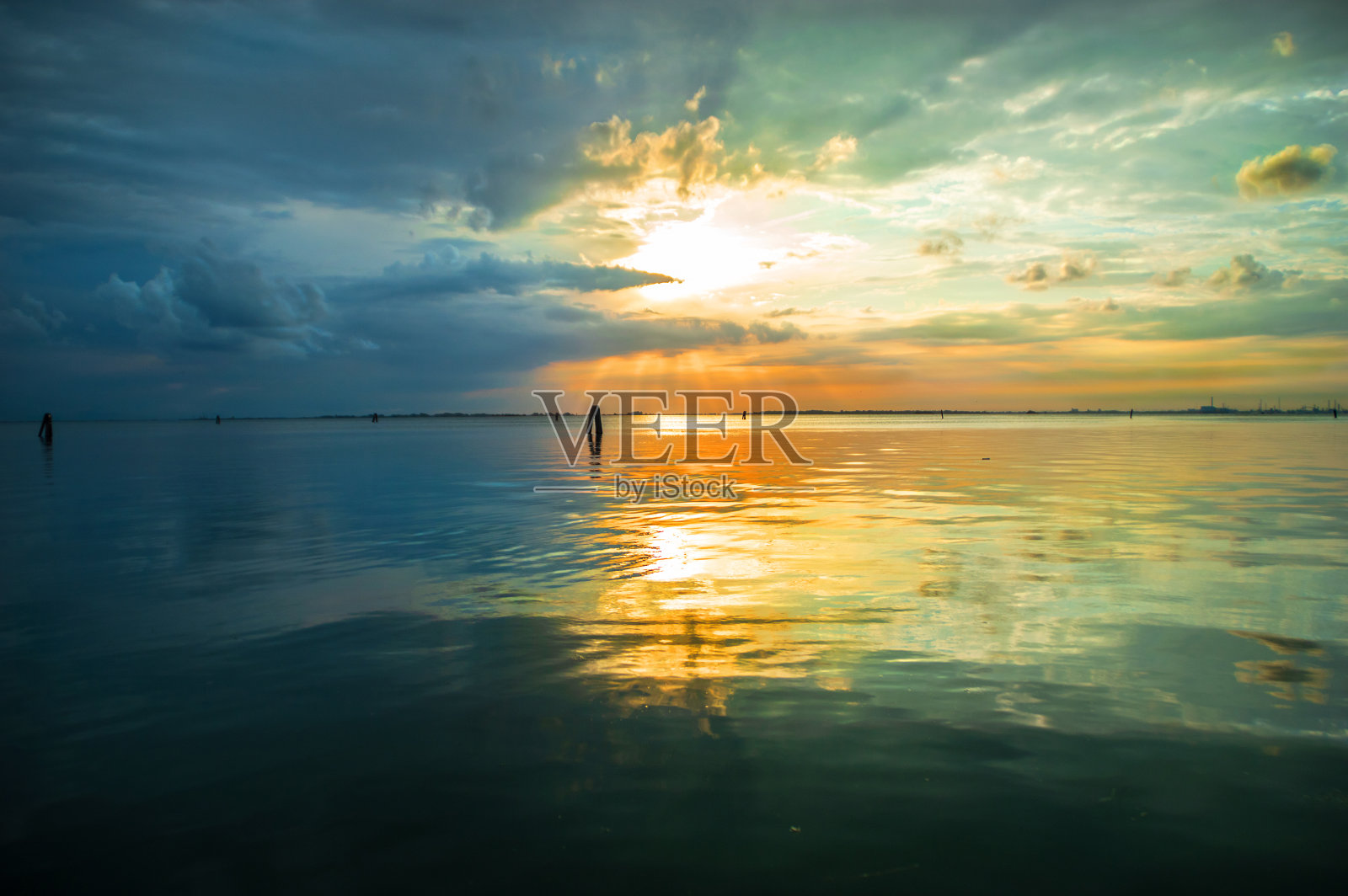 威尼斯泻湖上五颜六色的绿蓝色日落照片摄影图片