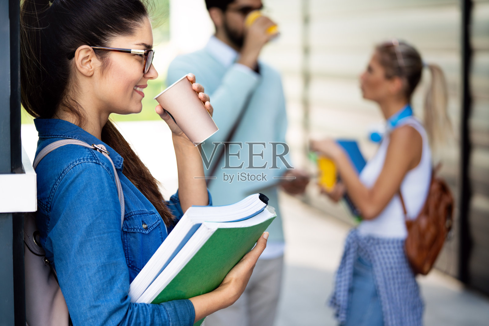 一群快乐的学生在门外学习，一起准备考试照片摄影图片